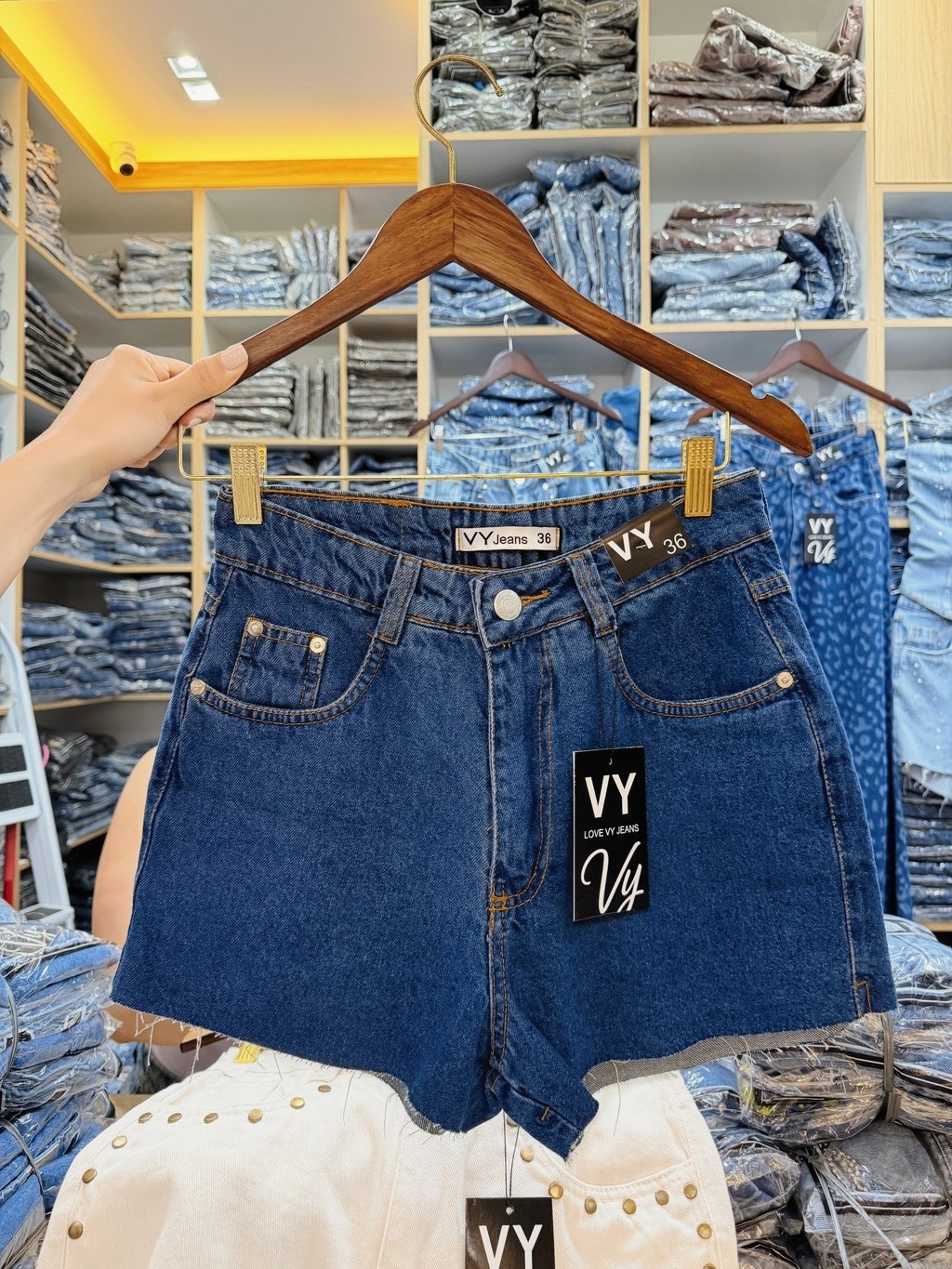 Short Jeans Feminino Bolso de Couro Traseiro