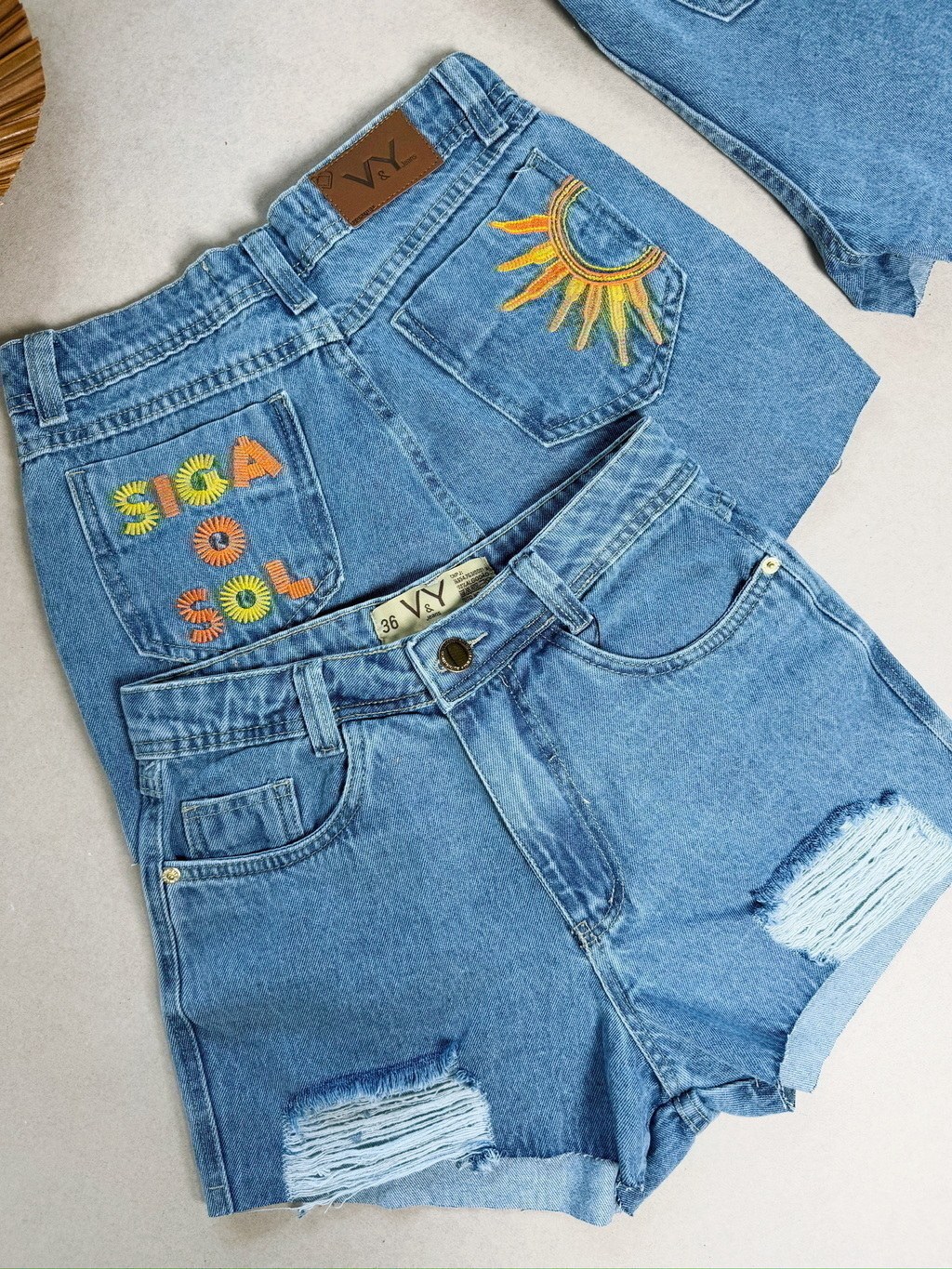 Short Jeans Feminino Bordado Bolso Traseiro Siga o Sol Com Bolso