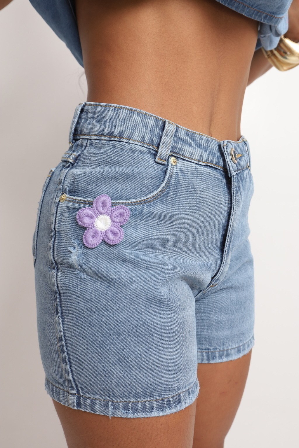 Short Jeans Feminino Flor Lilás Com Bigode Com Bolso Melhor Qualidade