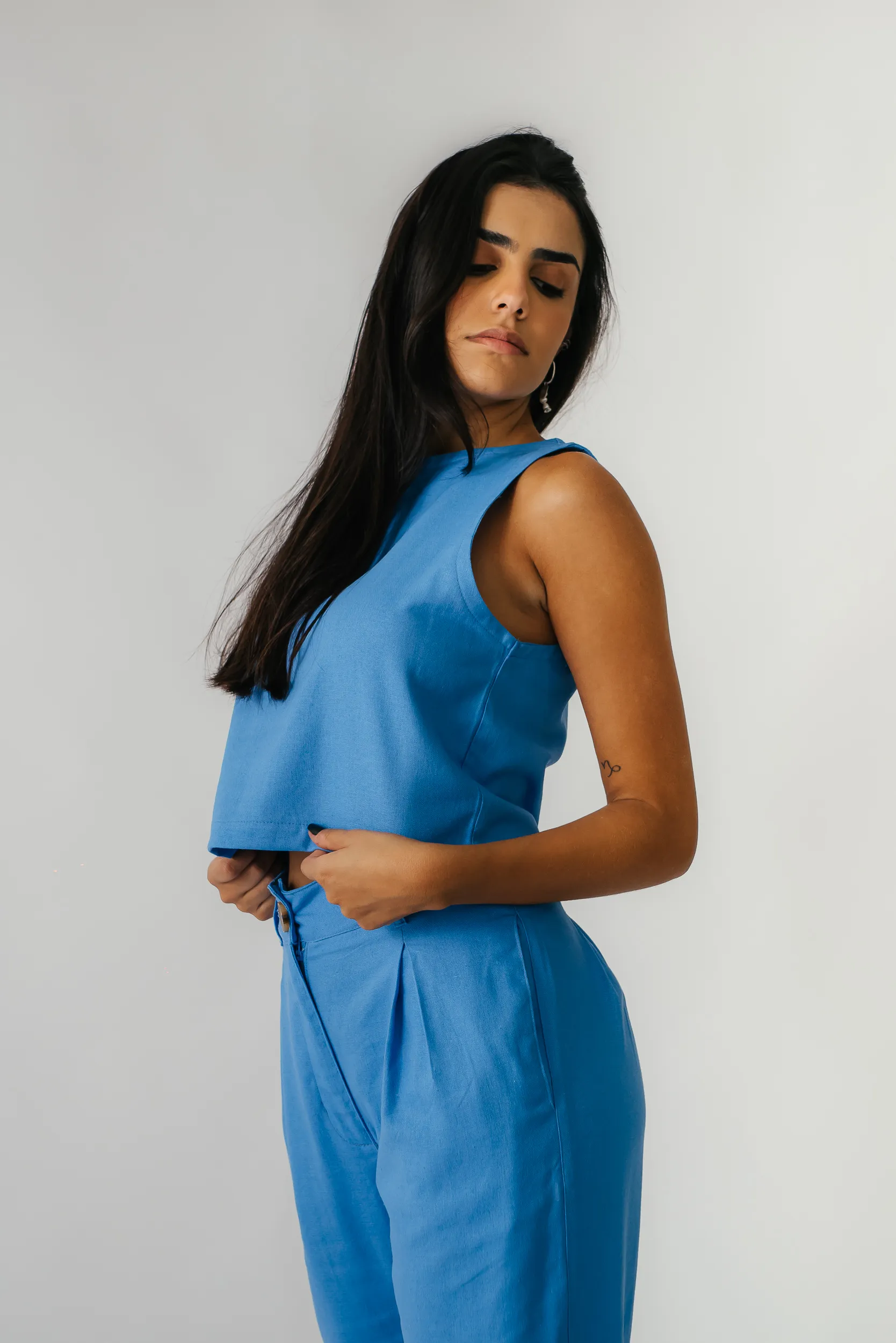 Regata Cropped  Viscolinho Azul