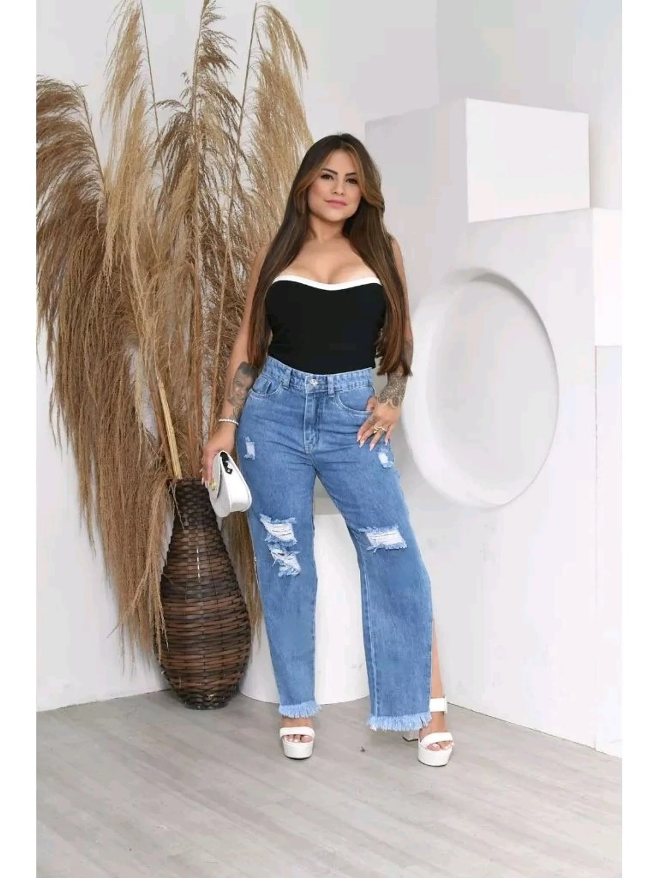 Calça Jeans modelo Mom com cintura alta e ziper nas laterais