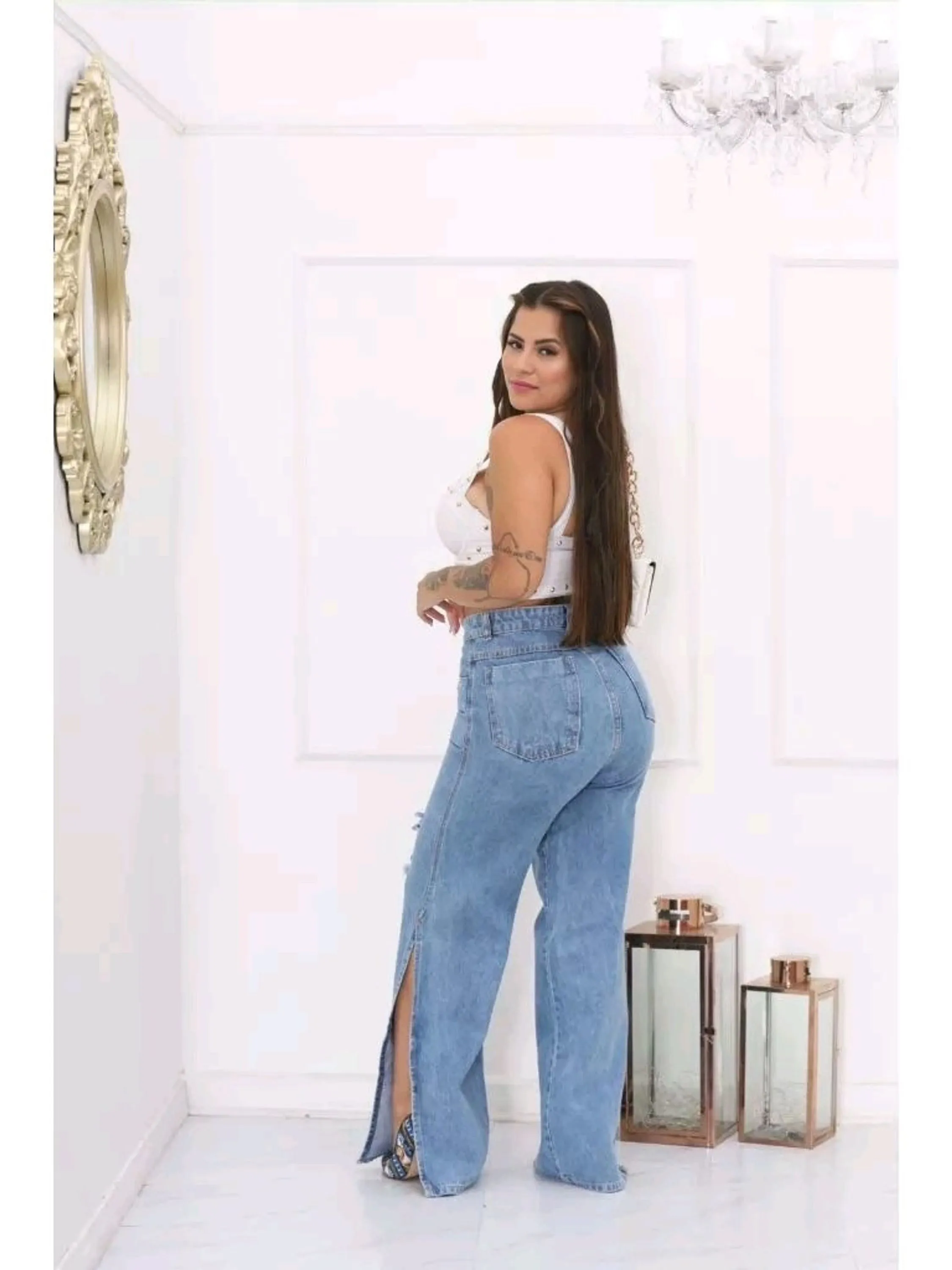 Calça jeans Feminina Premium cintura alta modelo wide leg com detalhes rasgado