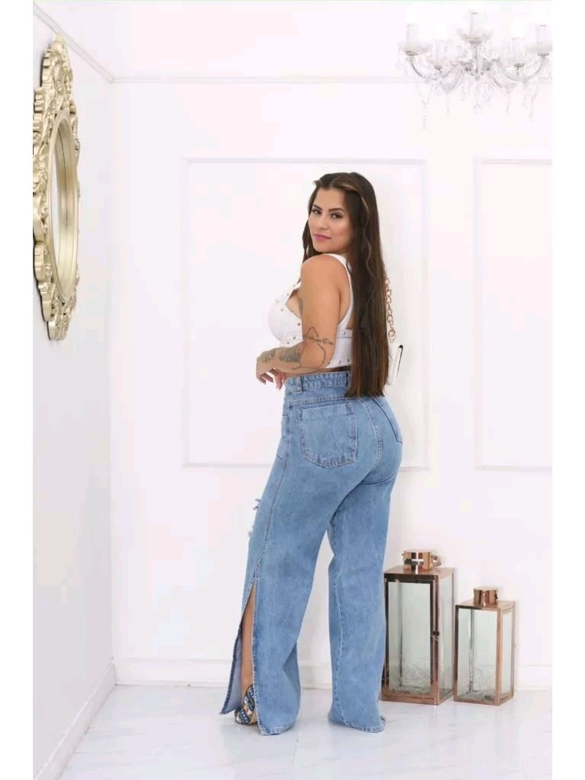 Calça jeans Feminina Premium cintura alta modelo wide leg com detalhes rasgado