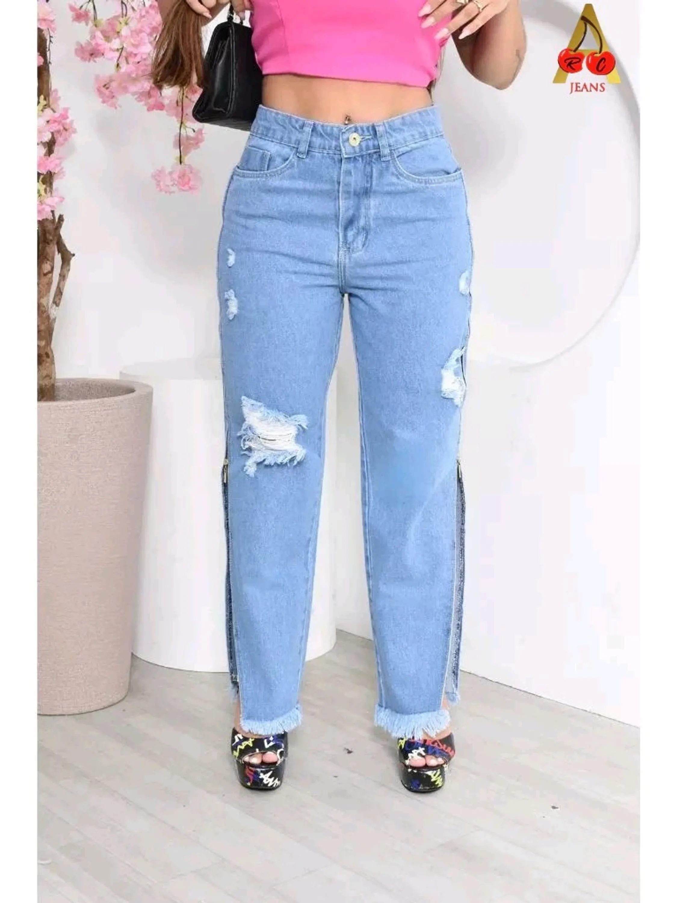 Calça Jeans Modelo Mom Cintura Alta com Zíper Lateral e Detalhes na Barra