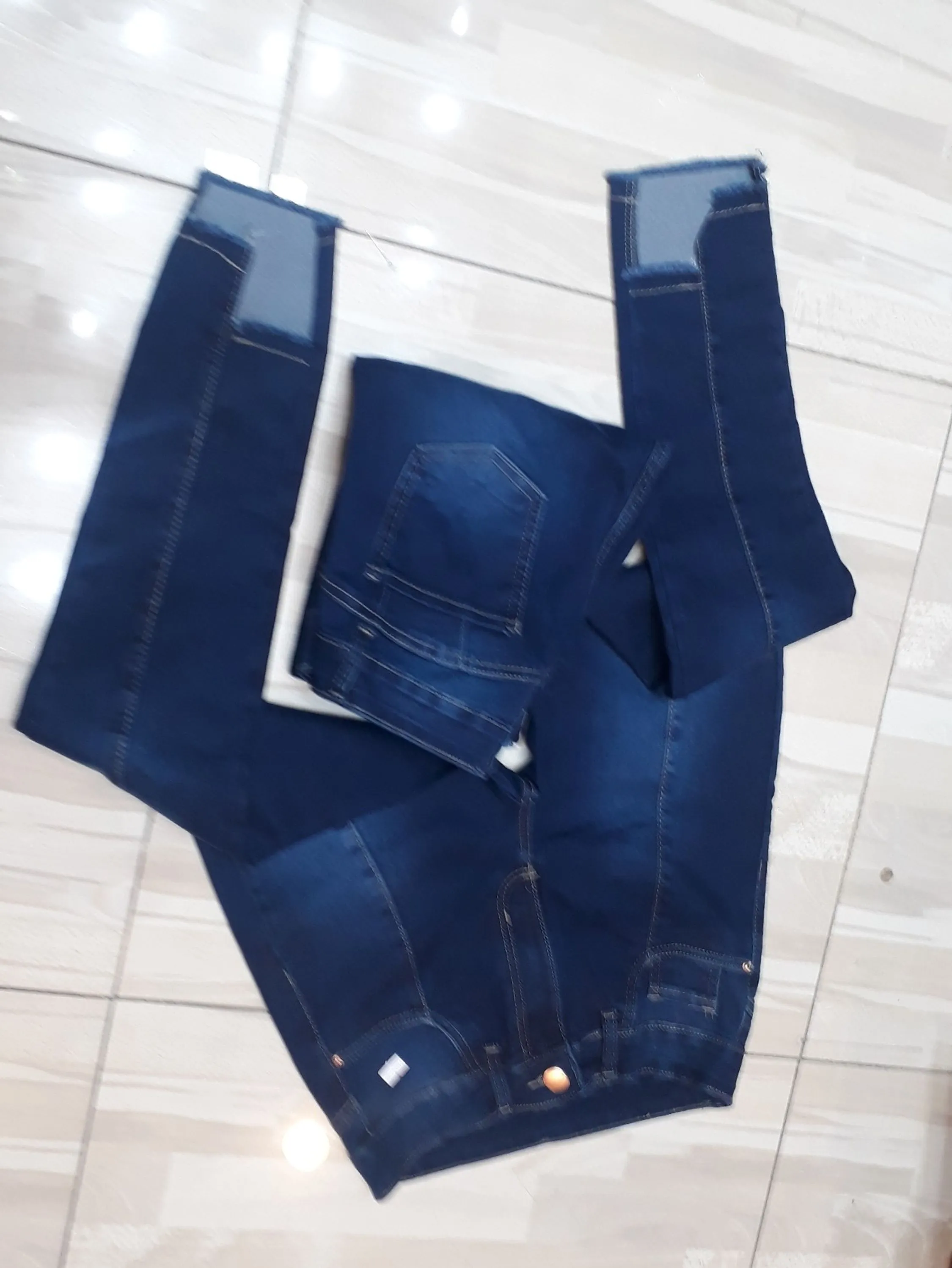 Calça jeans fem barra desfiada