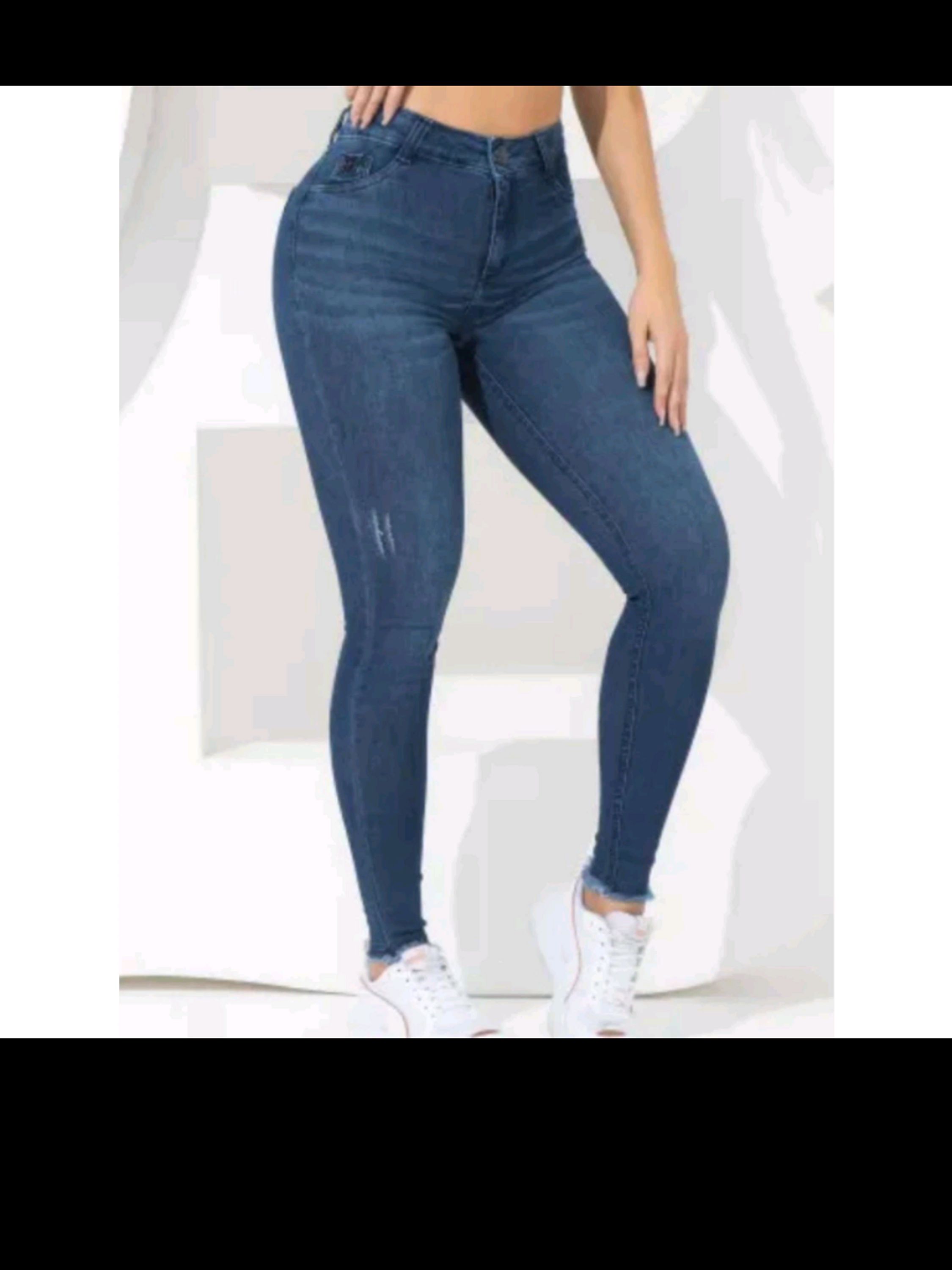 Calça fem jeans desfiada na barra