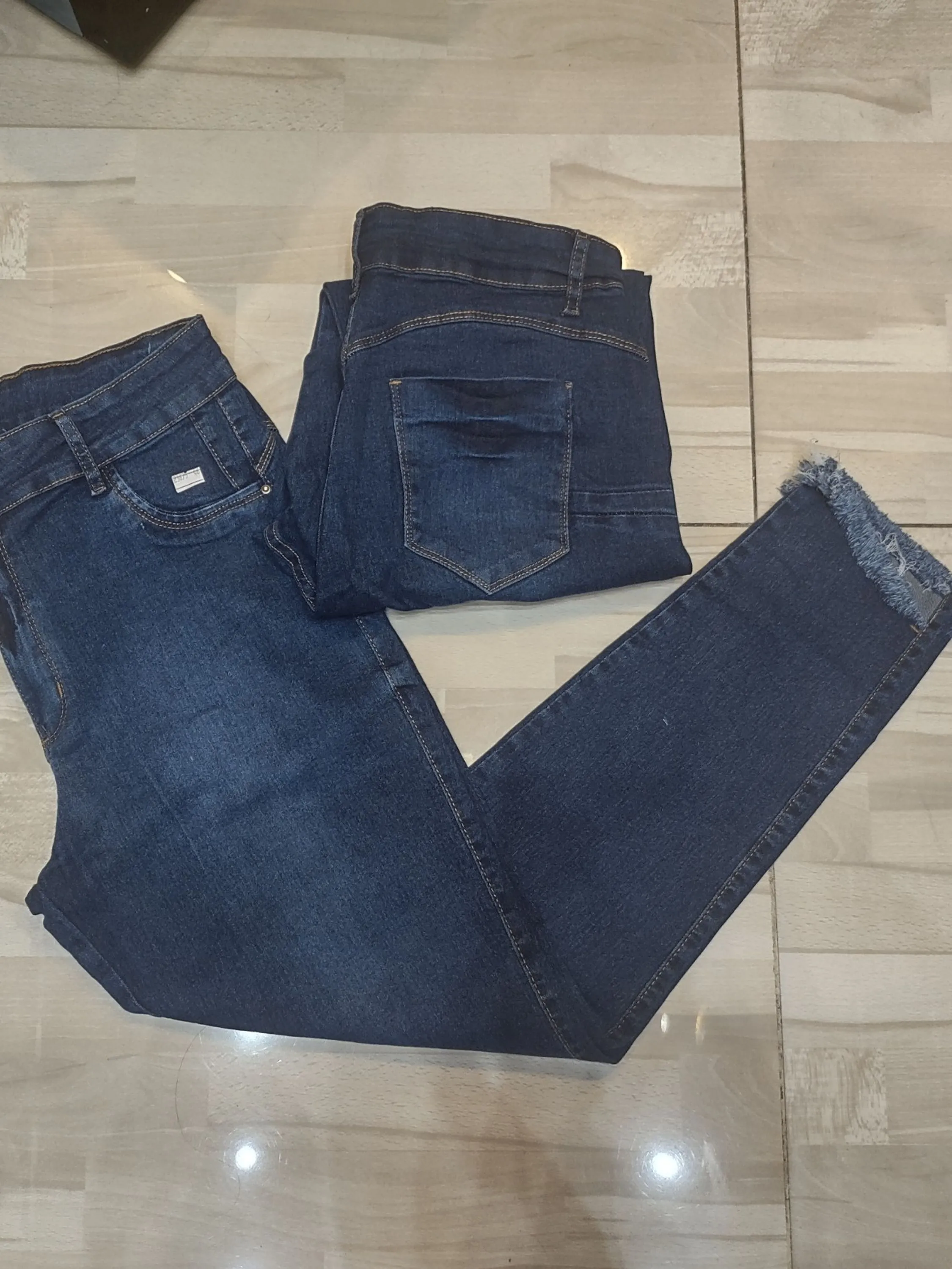 Calça jeans fem skini barra desfiada