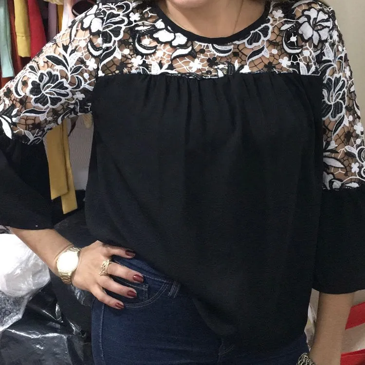 AH713- Blusa de manga 3/4 ,gola redonda e com detalhe de renda na frente e nas mangas