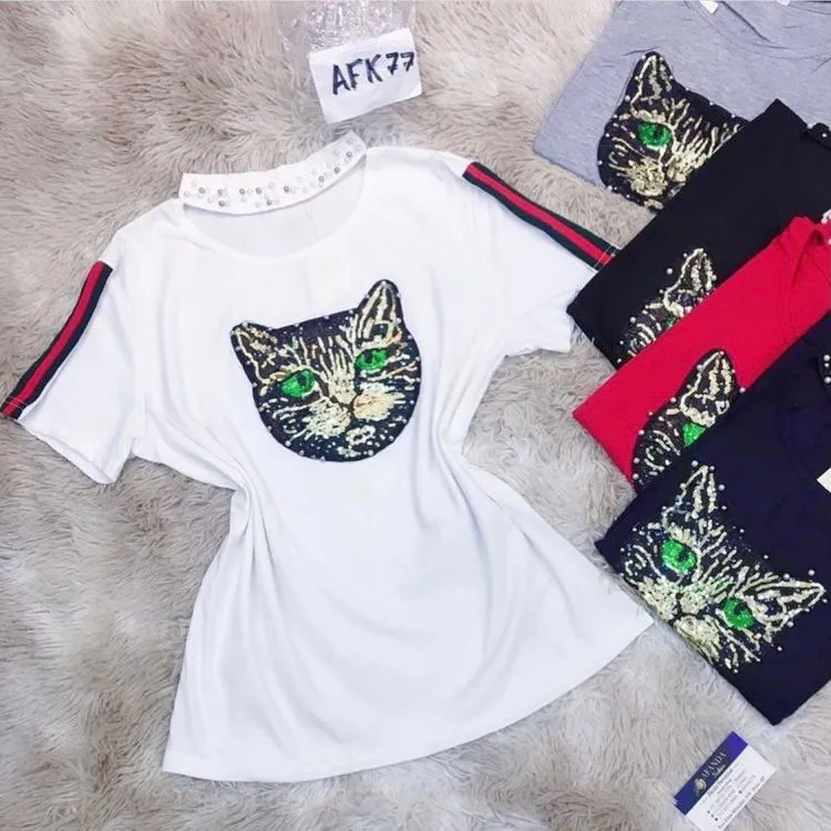 Afanda:AFK77- Blusa de algodão com elastano estampado em paetê gato,manga curta e com detalhed pérola na gola