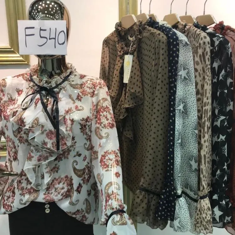 Afanda:F540- Camisa fem chiffon com elastano,estampado de estrela ,manga comprida flare ,com detalhe de babado na frente