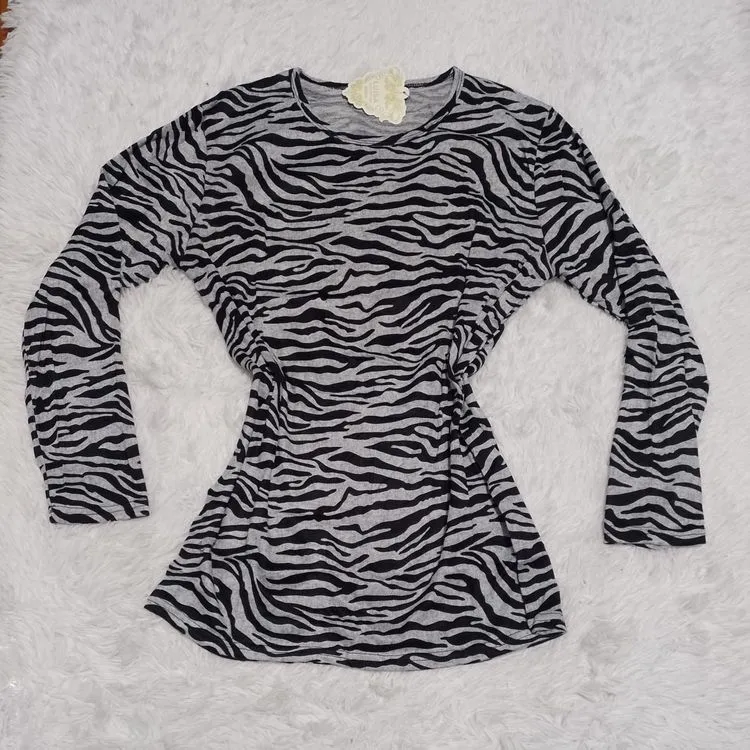 Afanda: Blusa de manga longa com elastano (o corte não é pequeno )