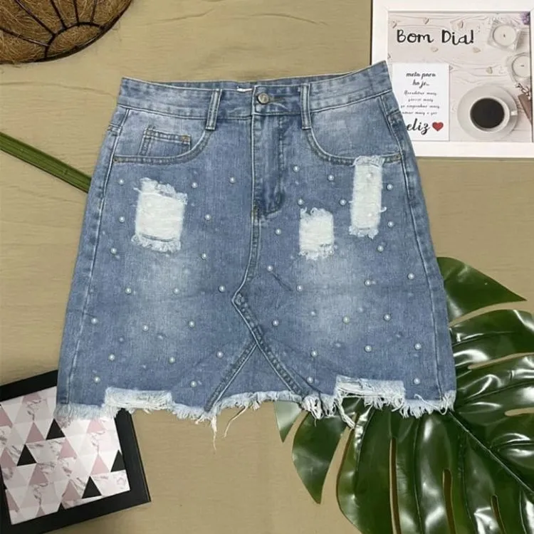 Afanda:AFQ8817- Saia jeans sem lycra e com detalhe de pérolas na frente e bolso nas laterais e atrás