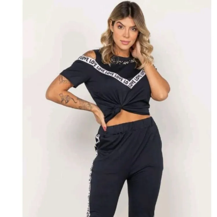 Promoção afanda:AFK76- Conjunto love de algodão com elastano-Blusa ombro de fora ,manga curta estampada de love - Calça  Pantacourt com elástico na cintura,bolso atrás e com detalhe de faixa love na lateral