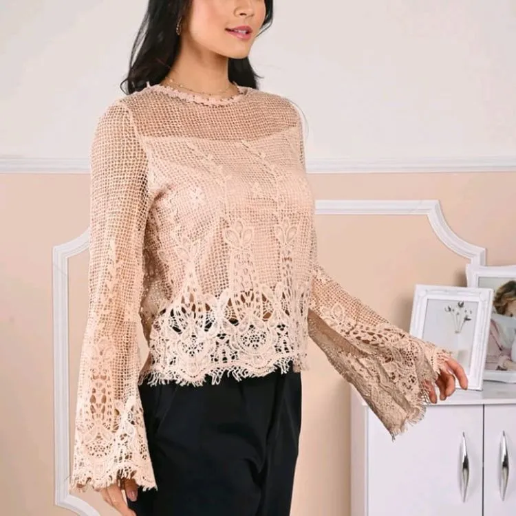 Blusa fem. de renda com elastano ,forrado e com detalhe nas mangas comprida flare.