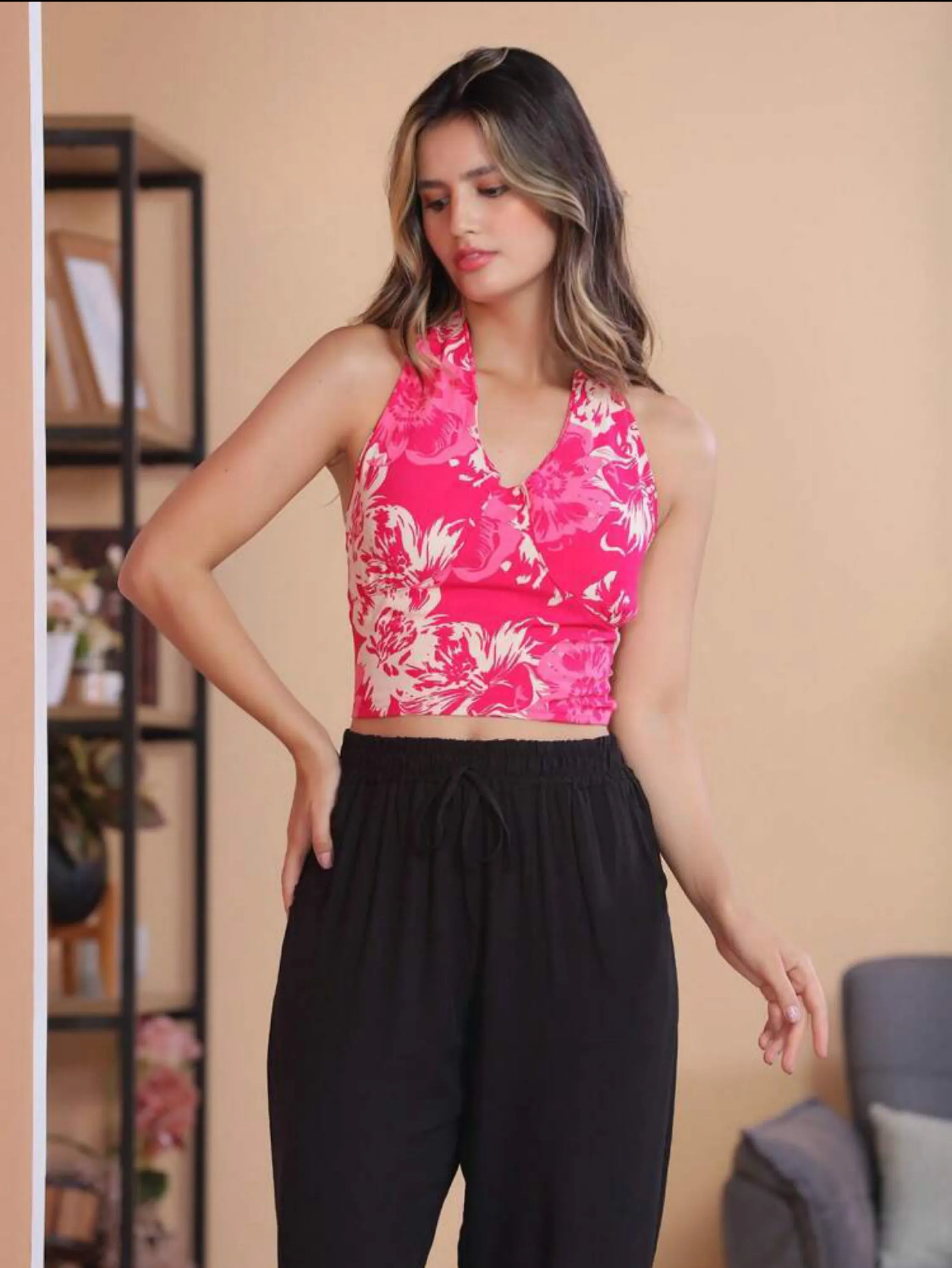 Verão nova sexy flor halter pescoço com decote em v suspender design feminino nicho quente menina curto bonito colete topo