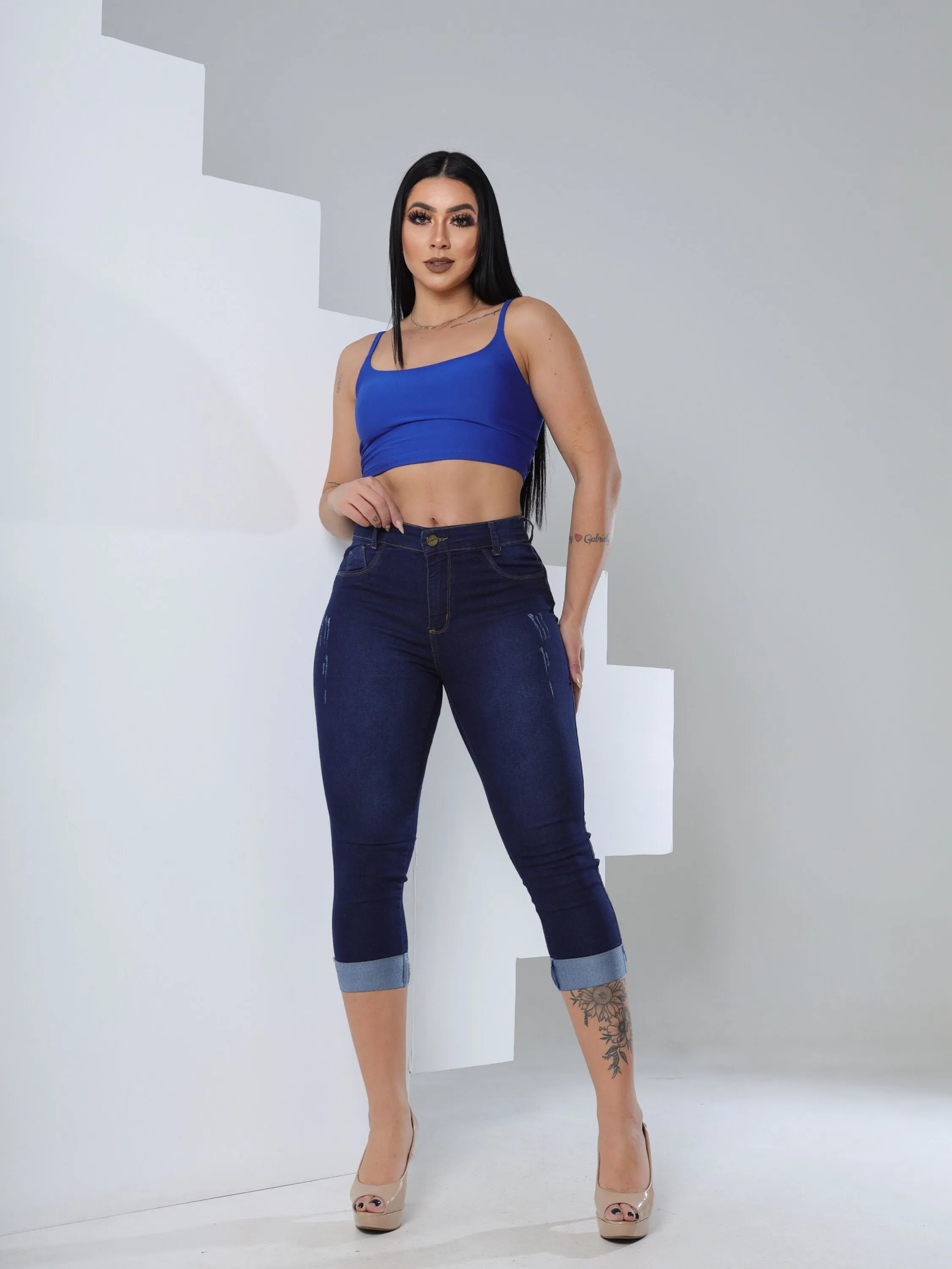 CALÇA CAPRI JEANS  BARRA VIRADA com LYCRA e CÓS ALTO