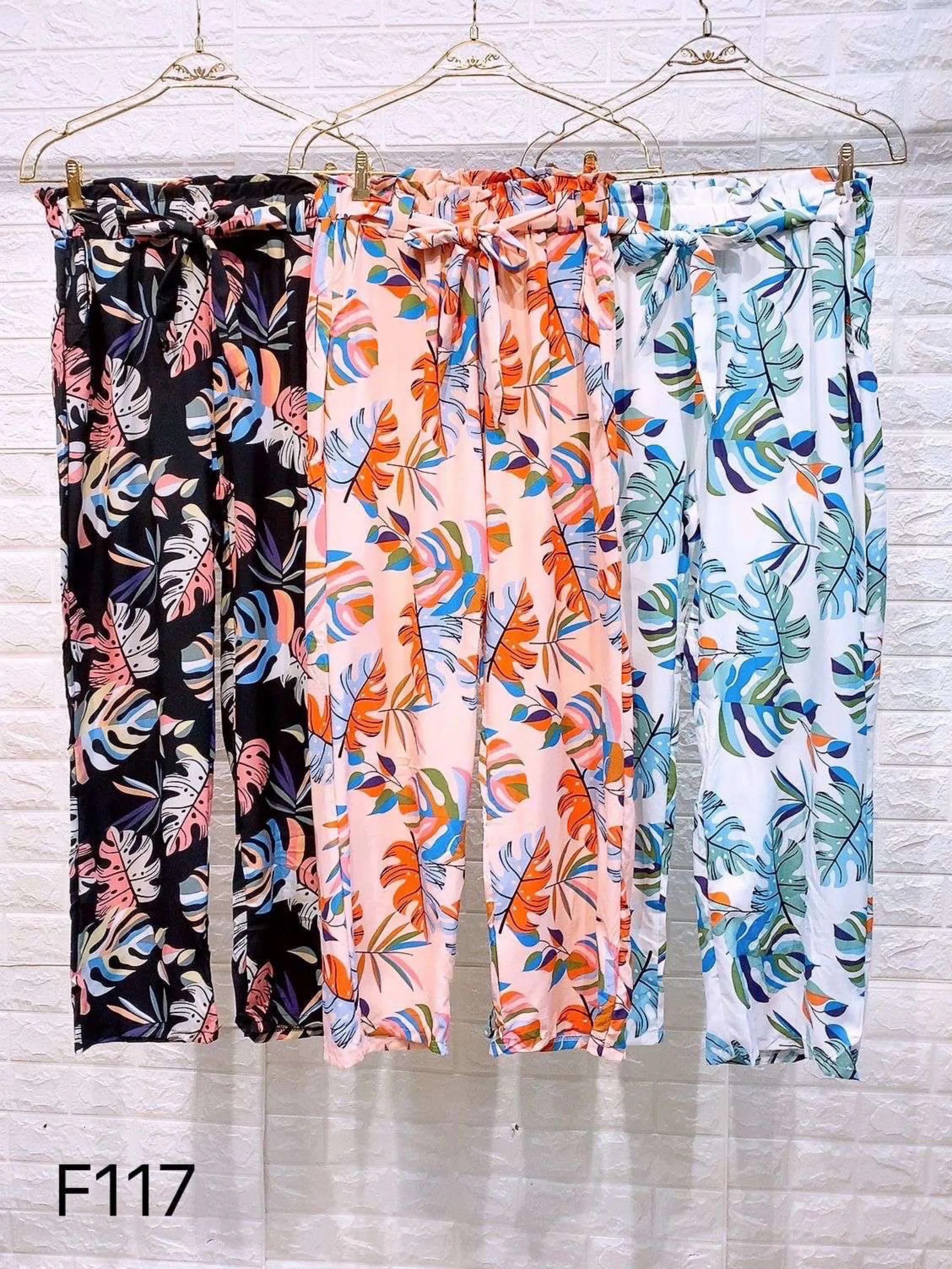 Calça feminina tecido leve e confortável estampa floral com elástico na cintura e cordão amarração F117