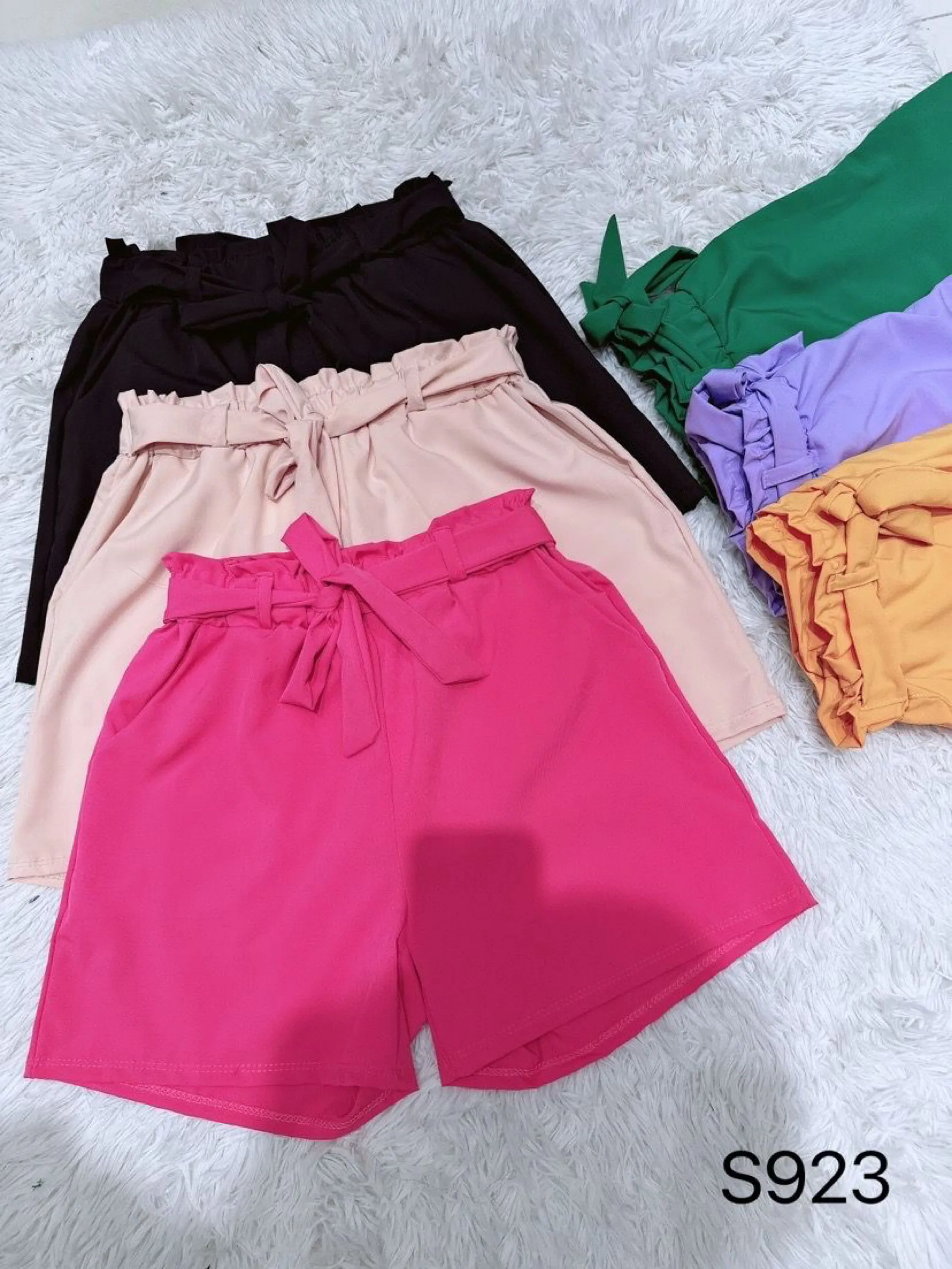 Short curto com elástico na cintura e dois bolsos com laço amarração S-923