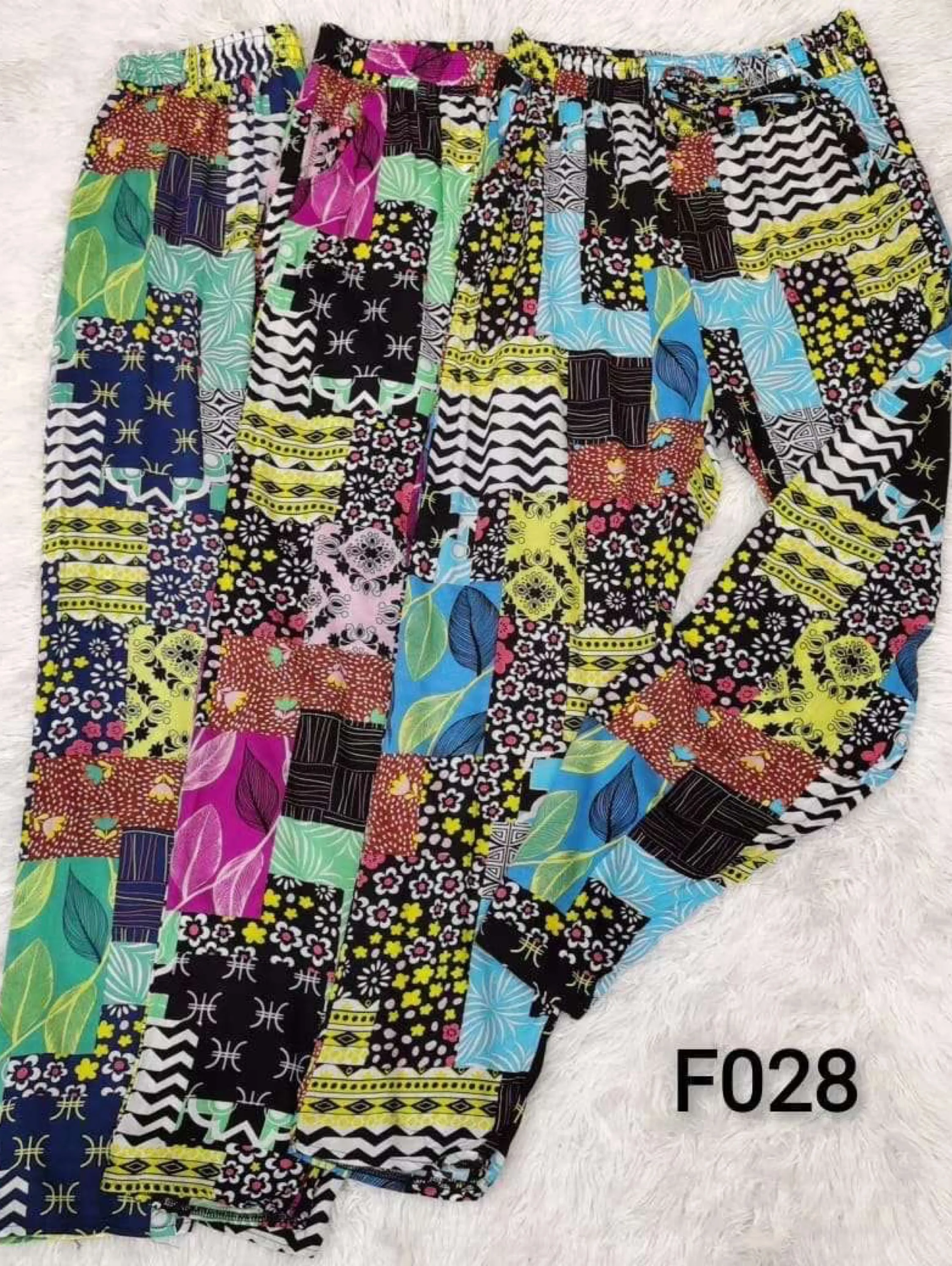 Calça feminina tecido leve e confortável estampada com elástico na cintura e cordão amarração F028