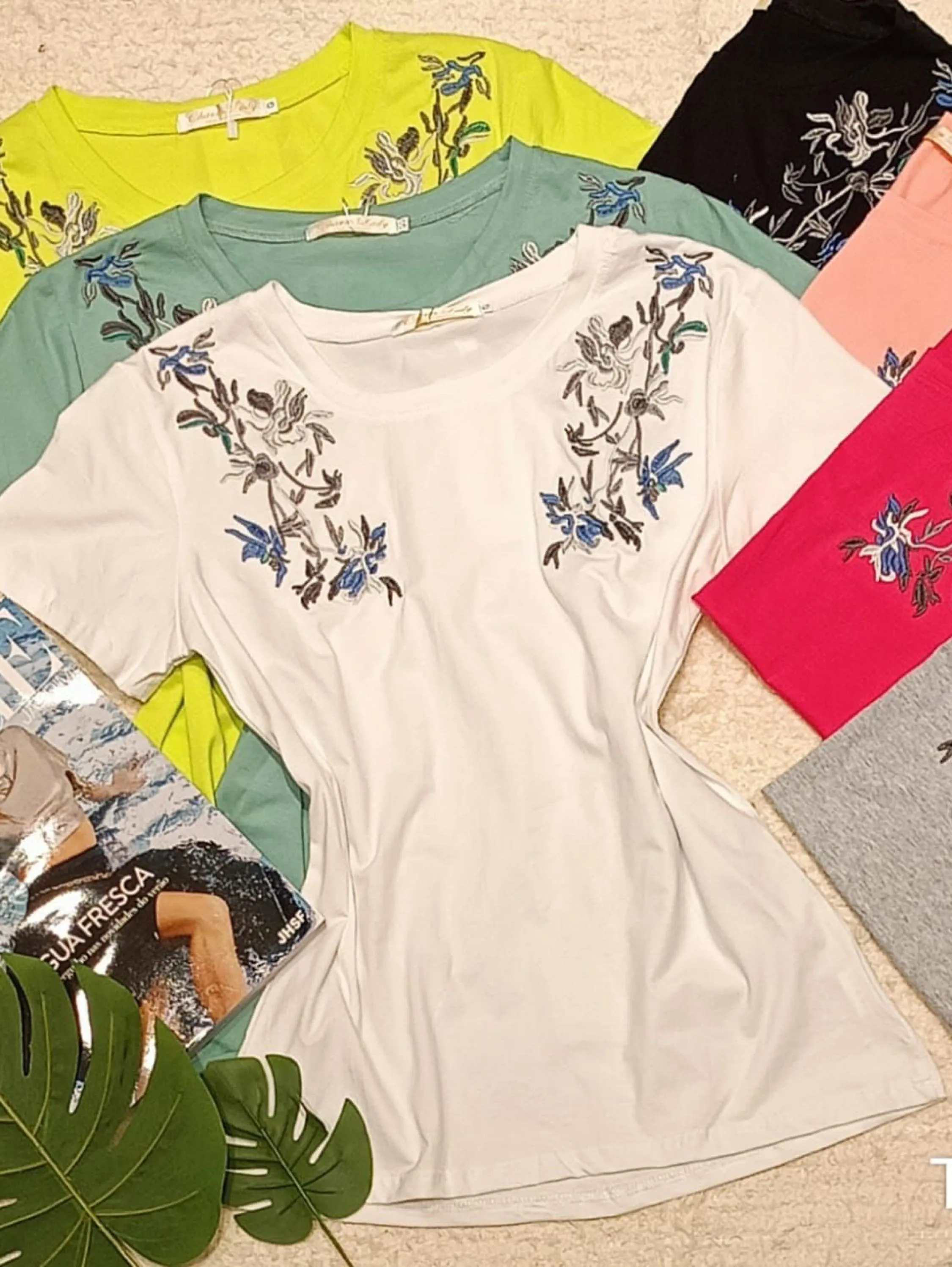 Camiseta T-shirt feminina estampa floral bordada DL 805