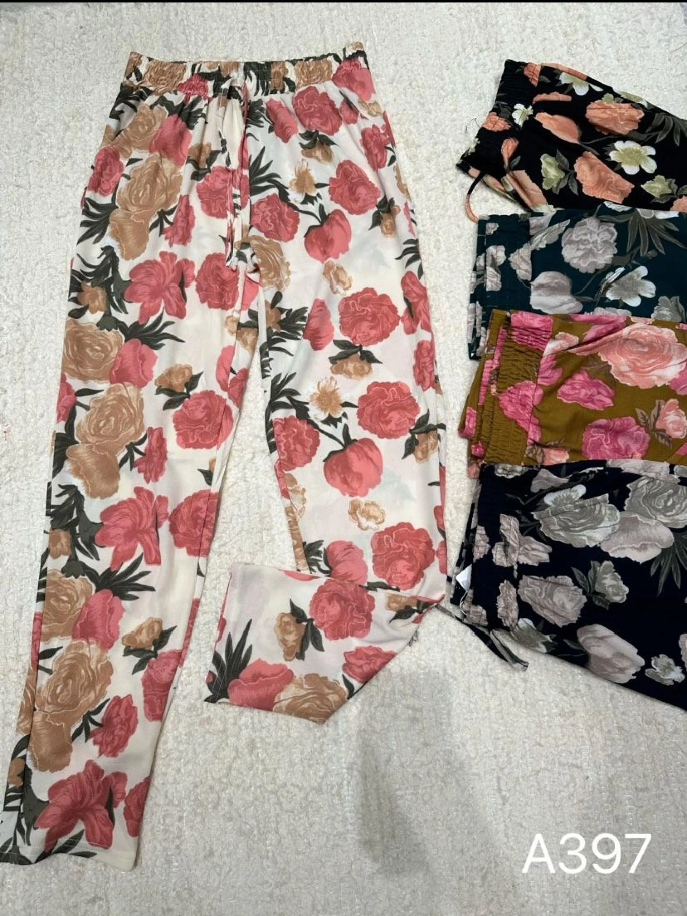 Calça estampa floral poliéster com elastano elástico na cintura detalhe cordão amarração A397