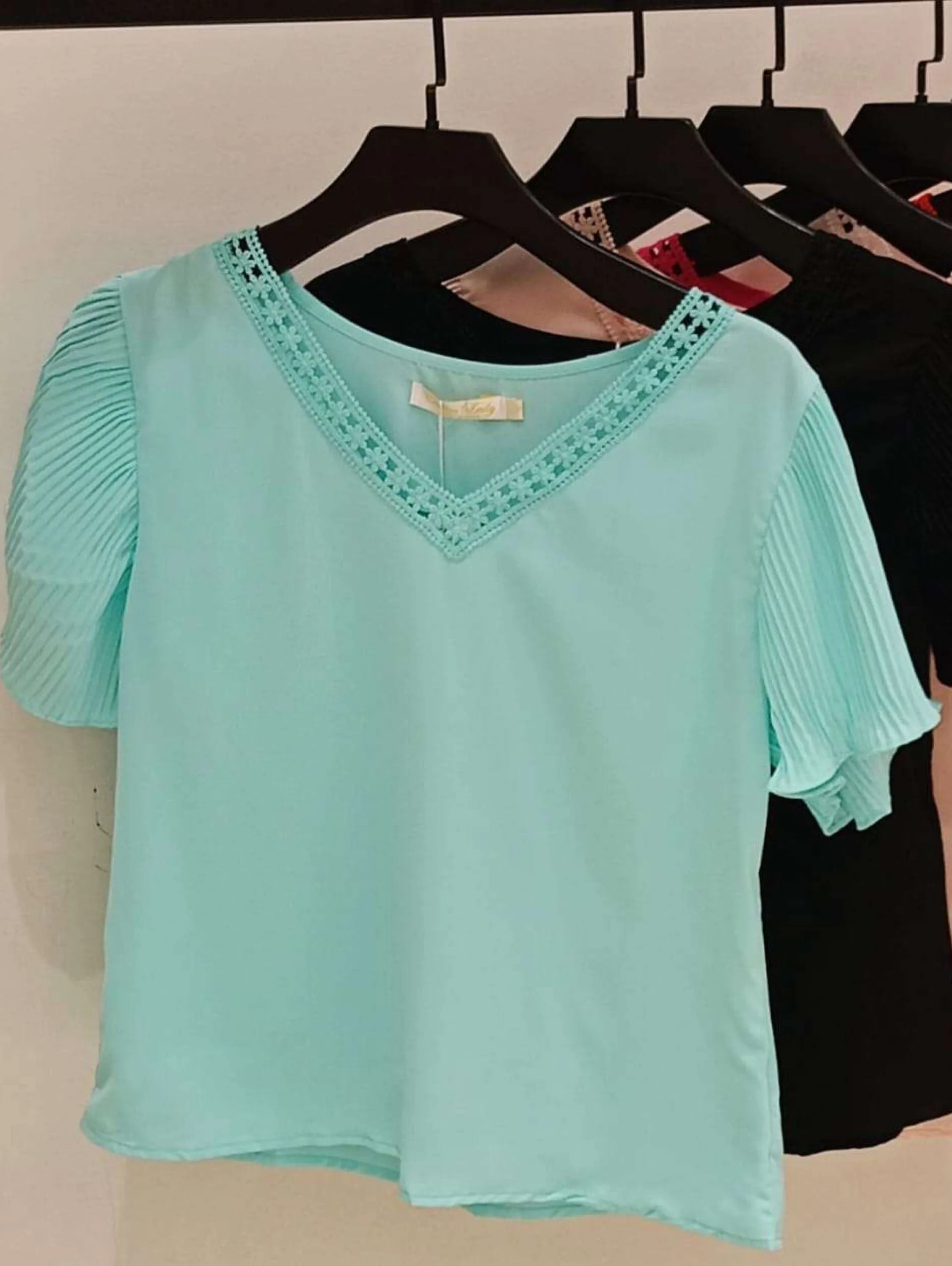 Blusa poliéster com elastano no decote V com detalhe gripir na gola LS17