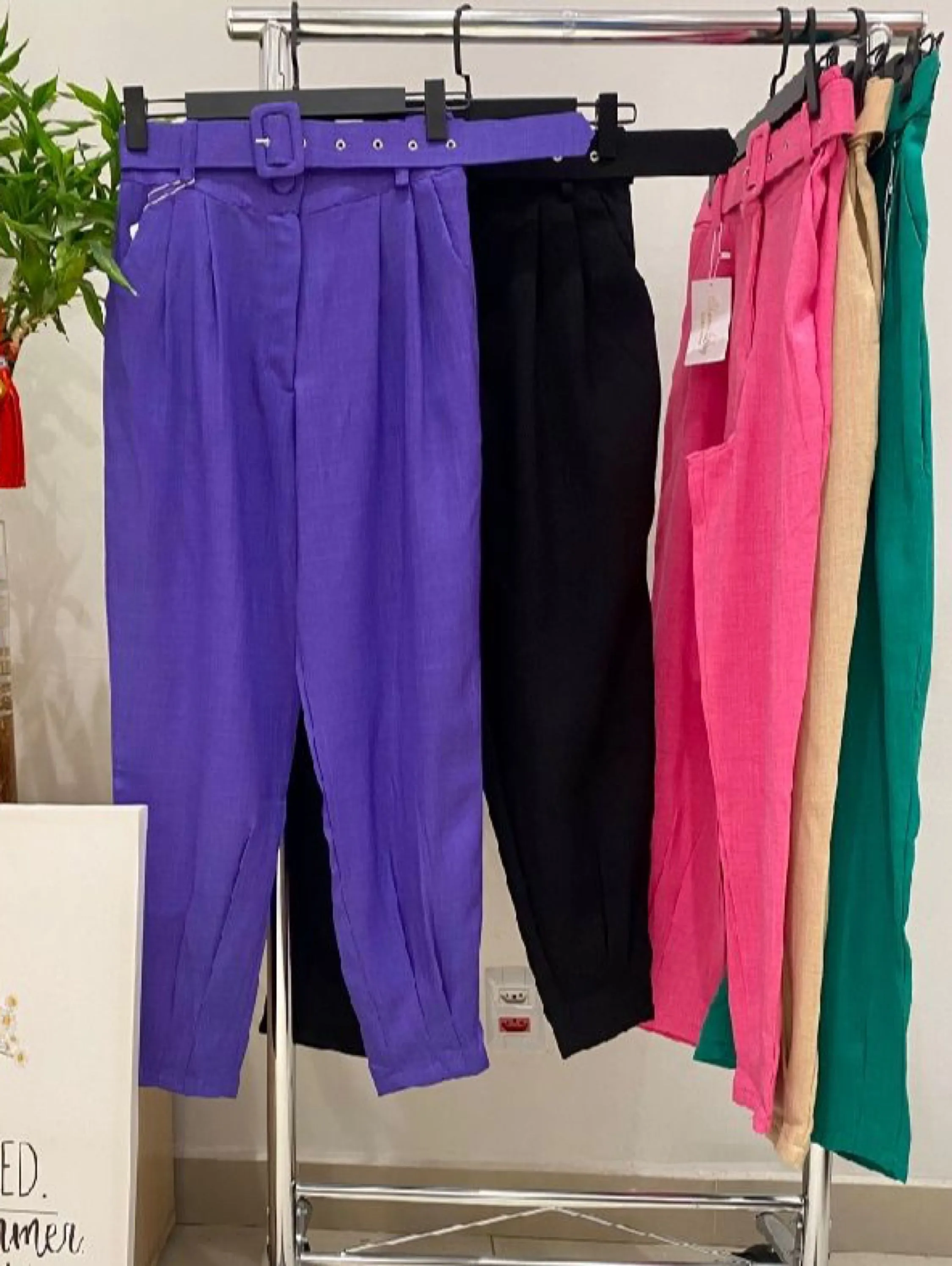 Calça linho feminina com cinto e detalhe na perna F882