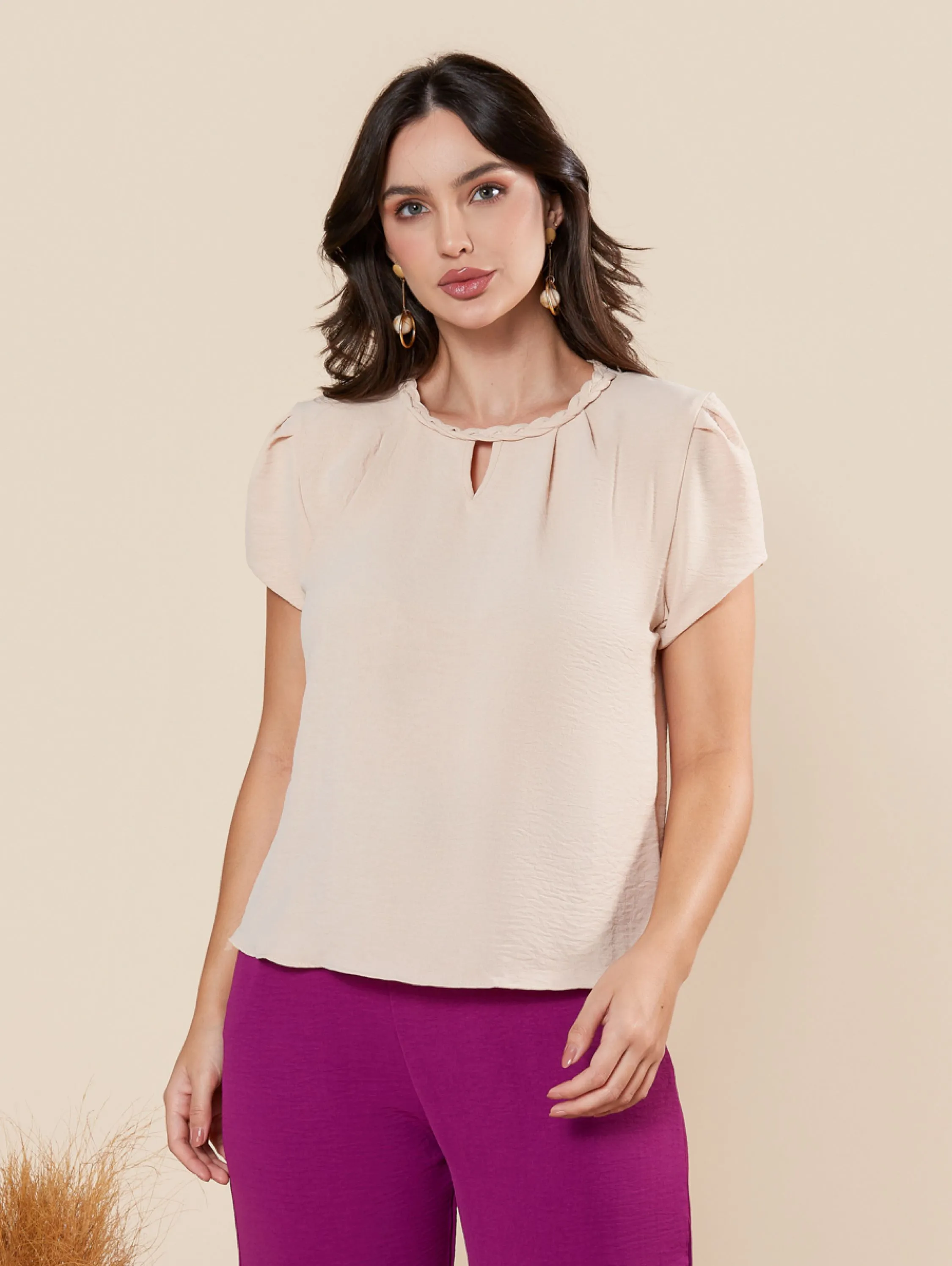 Blusa lisa crepe duna manga curta com detalhes na gola elegante