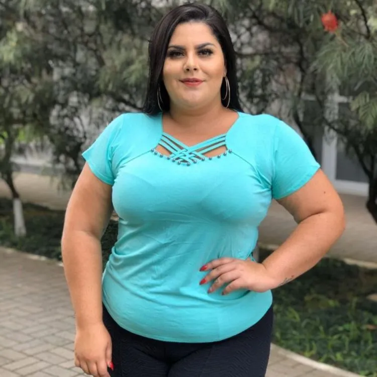 Blusa plus size com detalhe no busto