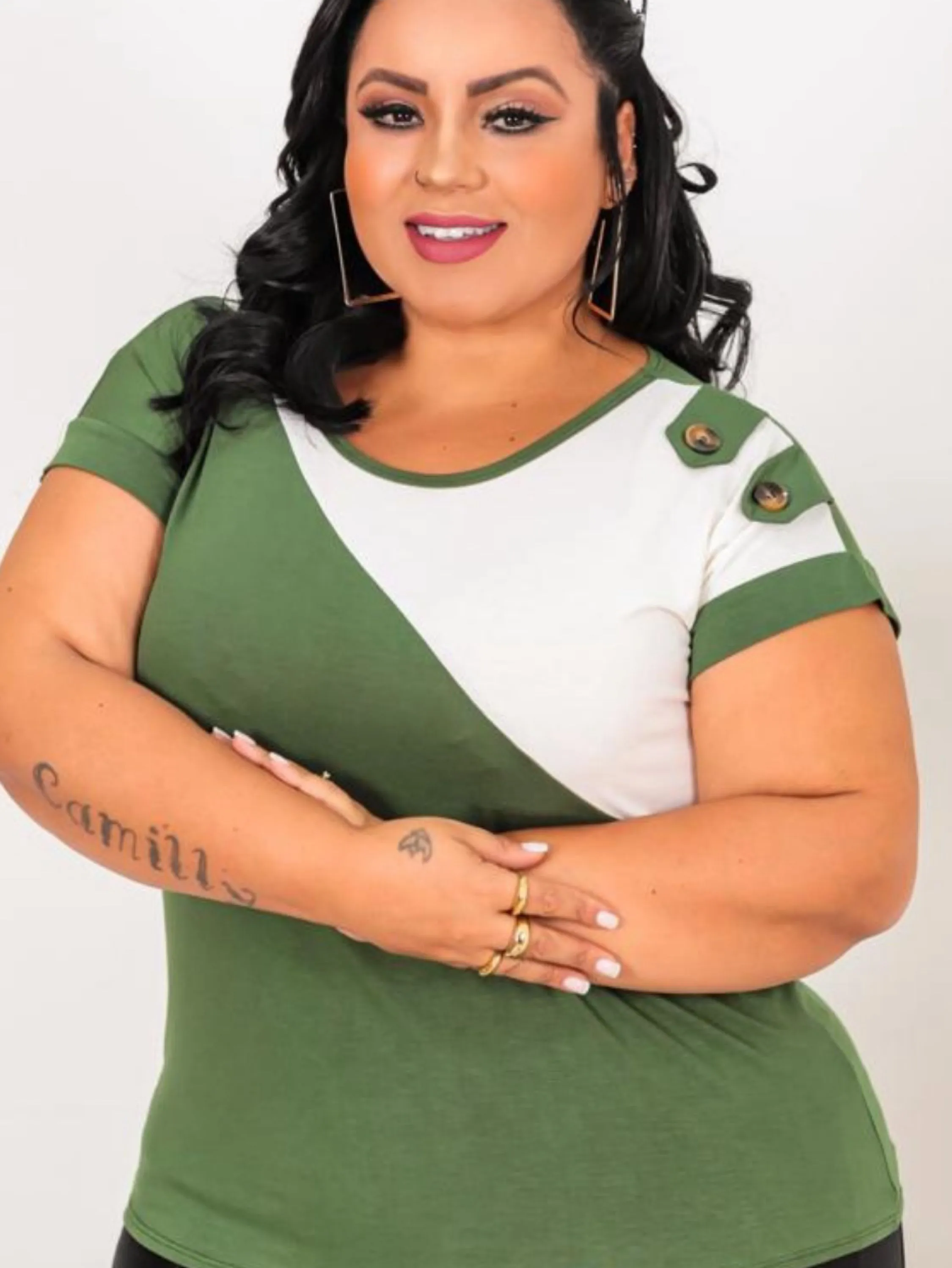 Blusa Plus size com dois botões