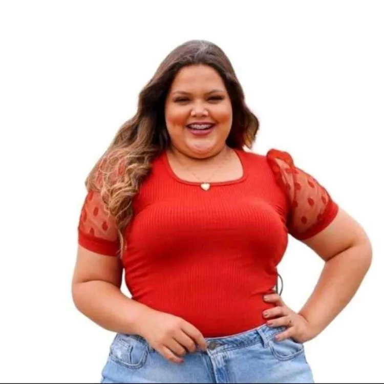 Blusa plus size com manga de tule