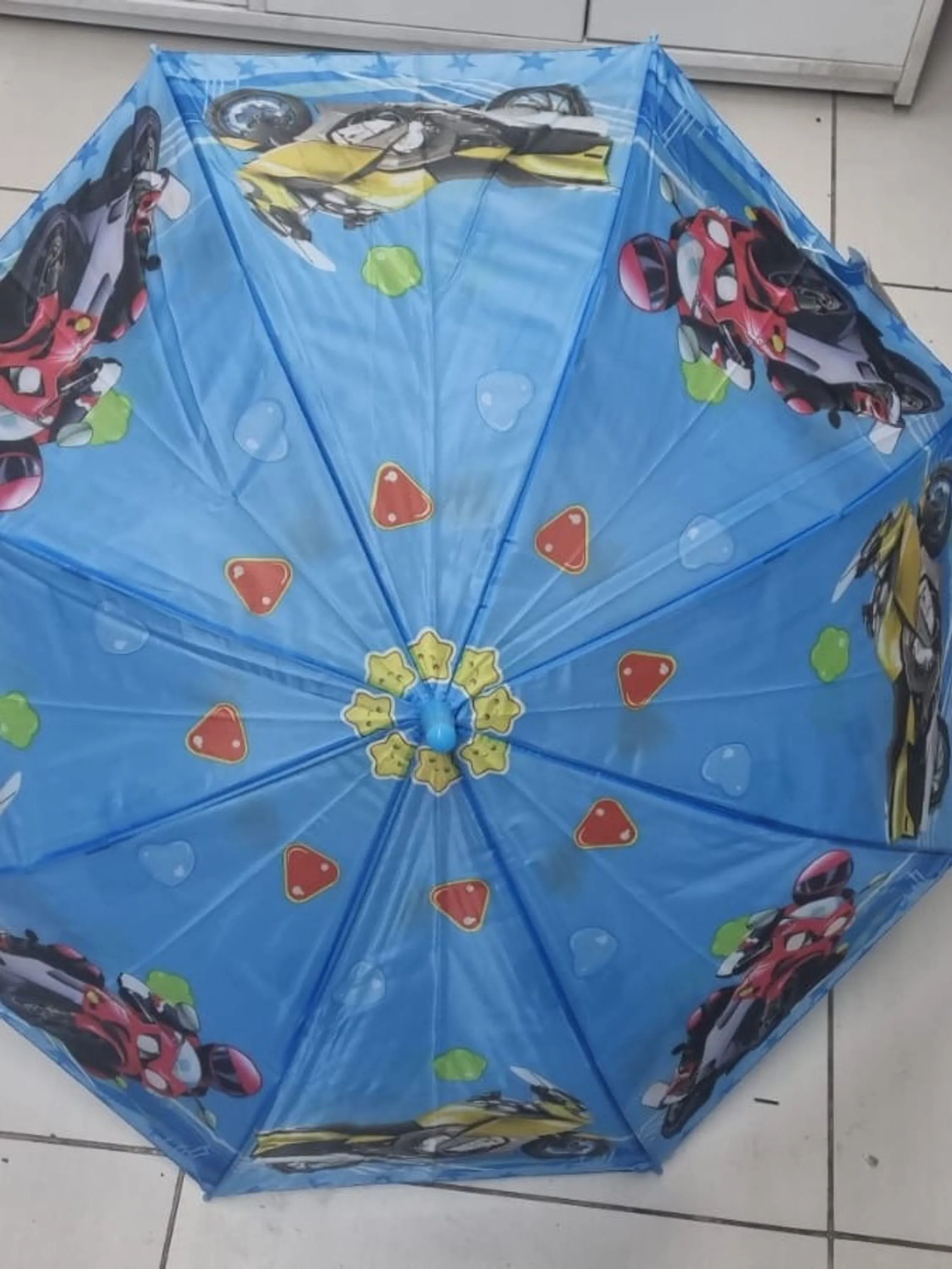 Guarda chuva infantil masculino, automático com cabo de plástico e apito