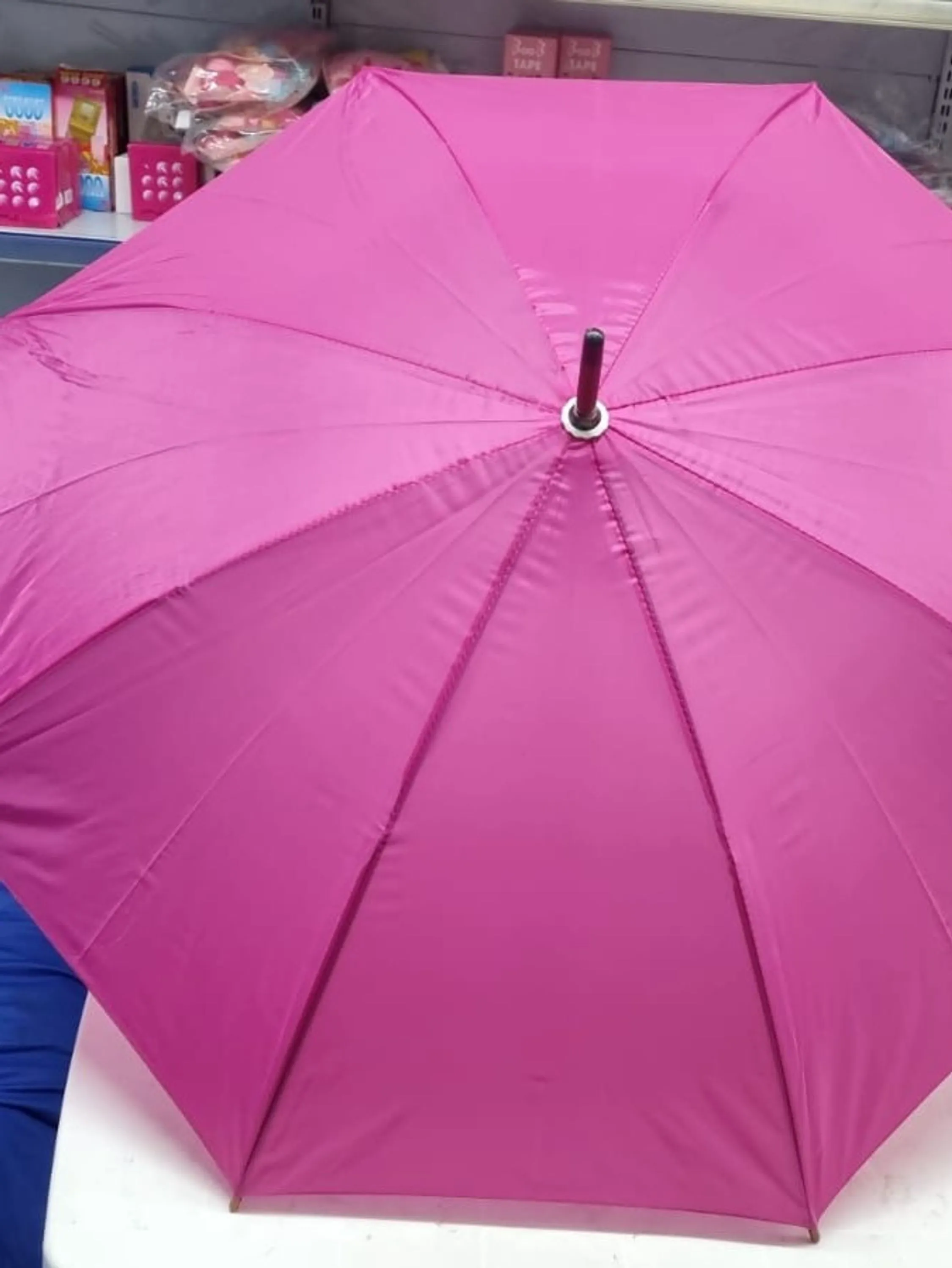 Guarda chuva com cabo de madeira na cor rosa, automático