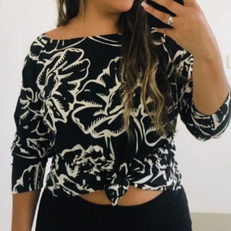 Blusa ombro a ombro preta estampada