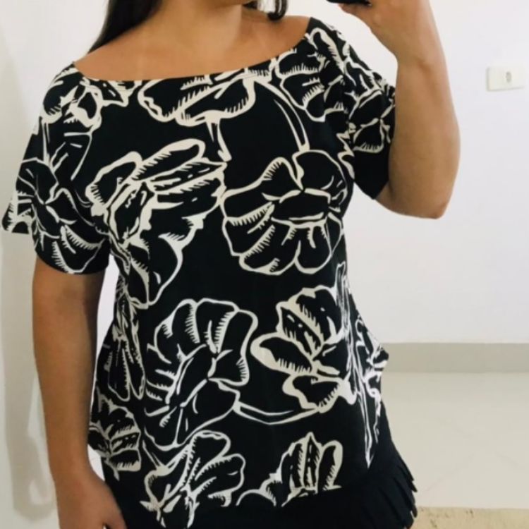 Blusa ombro a ombro preta estampada