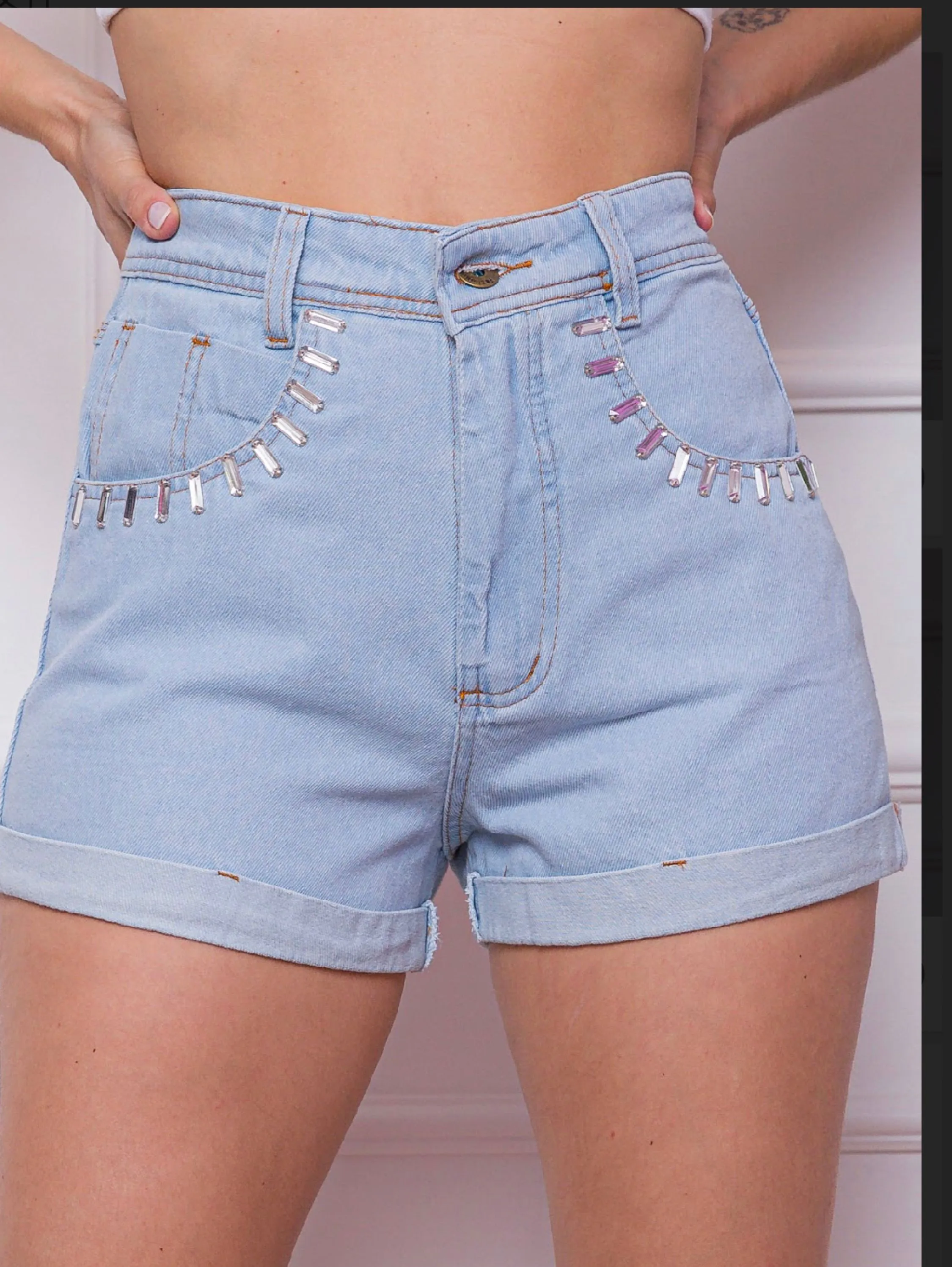 Shorts jeans com tachinhas lateral