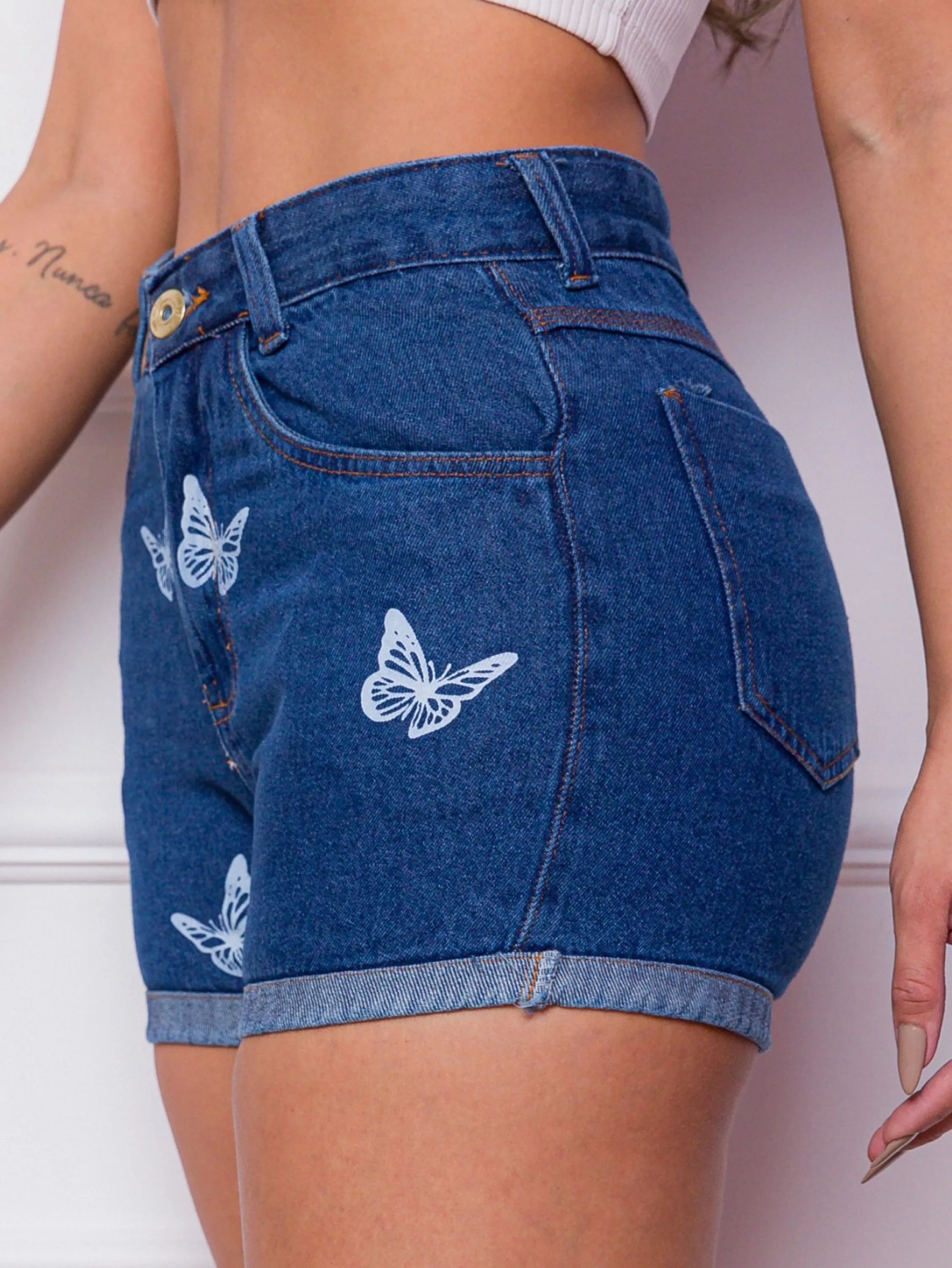 Short jeans feminino estampado com borboleto