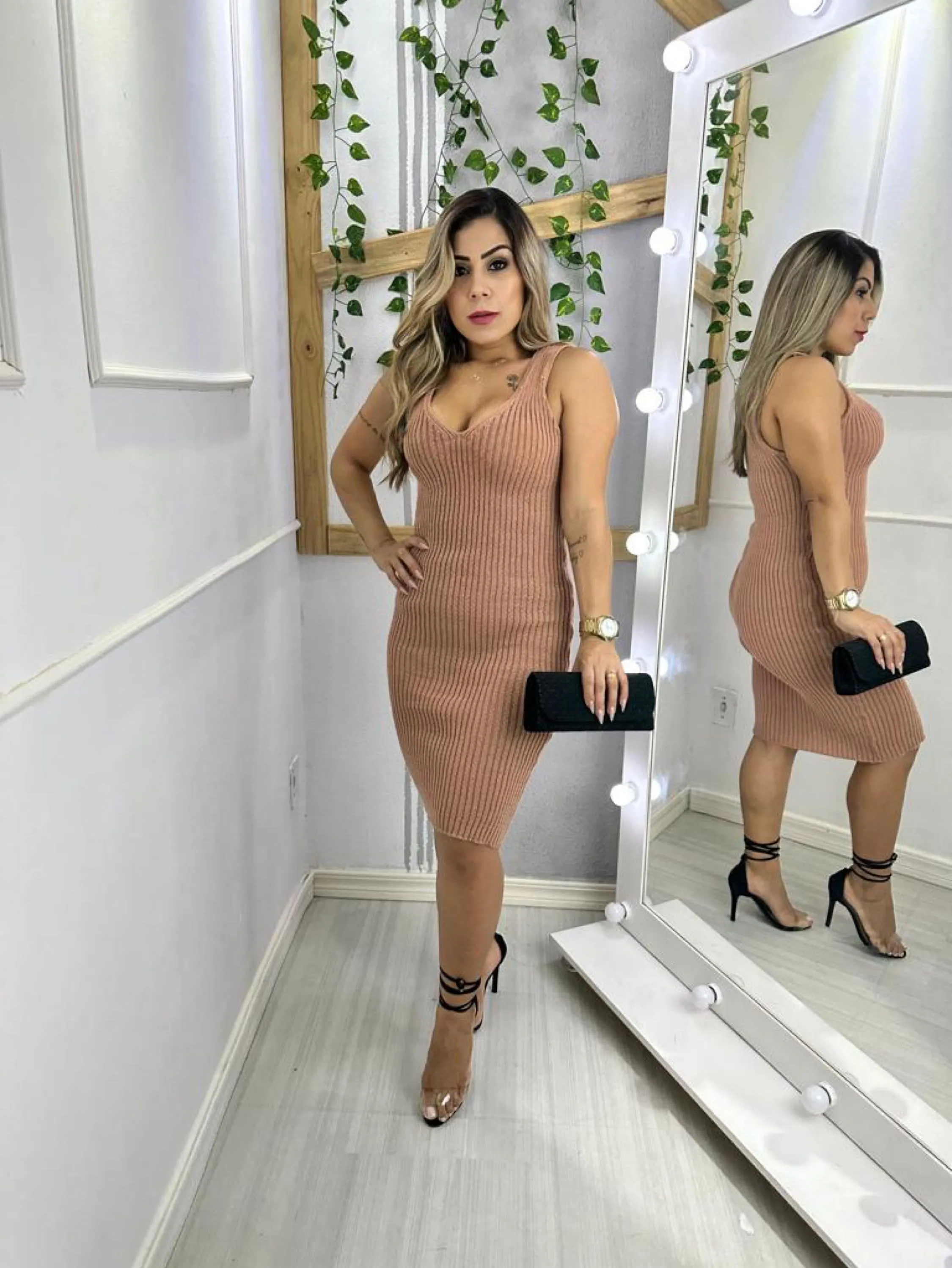 Vestido Tricô Midi Decote com Alça