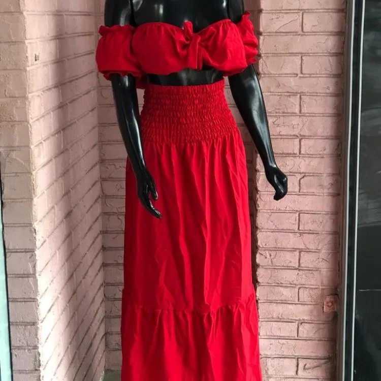 Conjunto de saía e cropped.