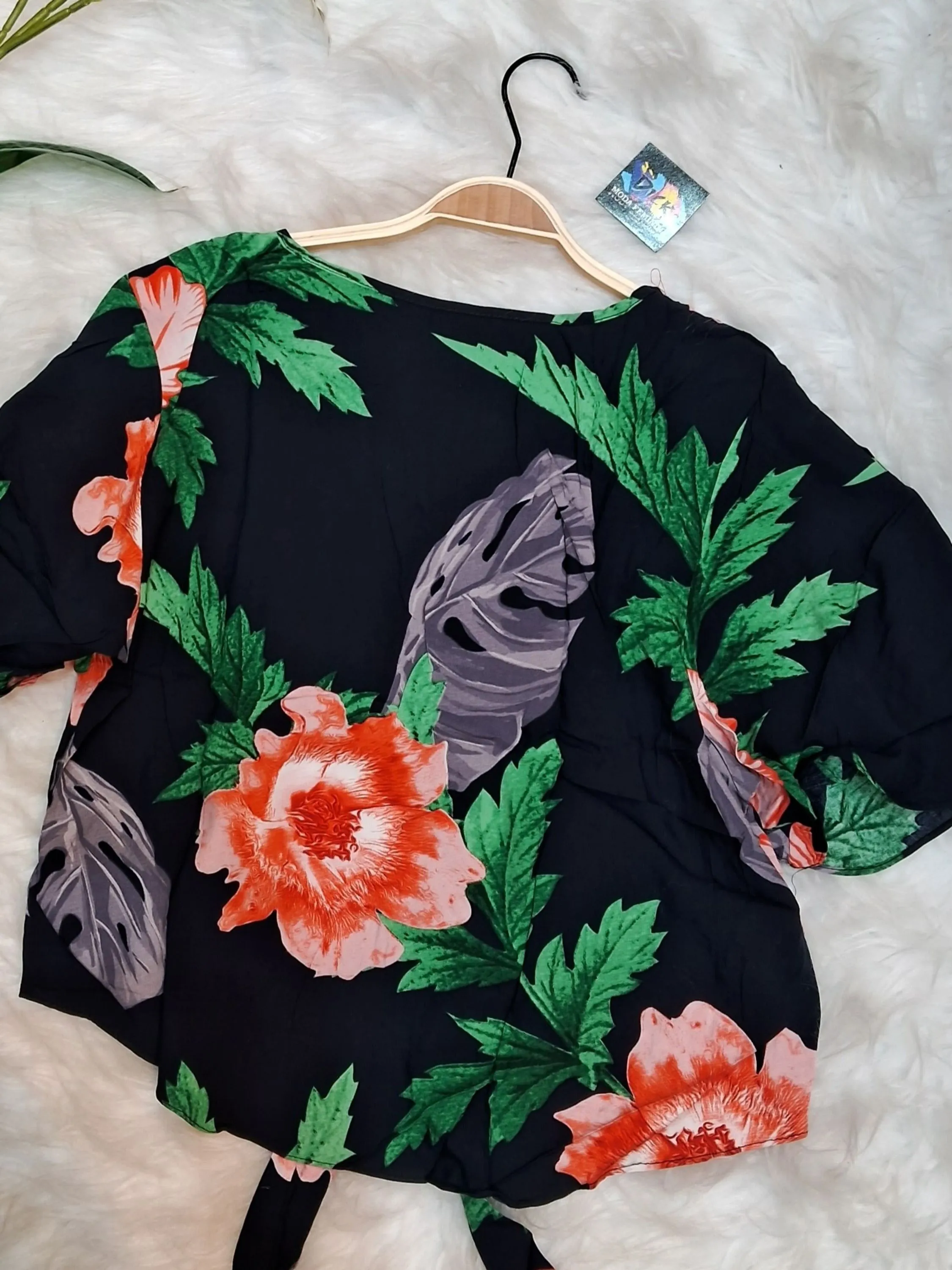 Blusa feminina floral de amarrar  na cintura