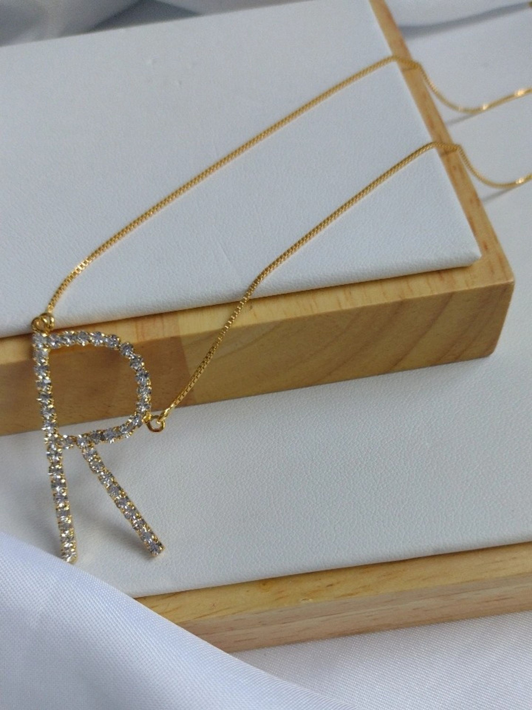 Colar letra Folheado -R