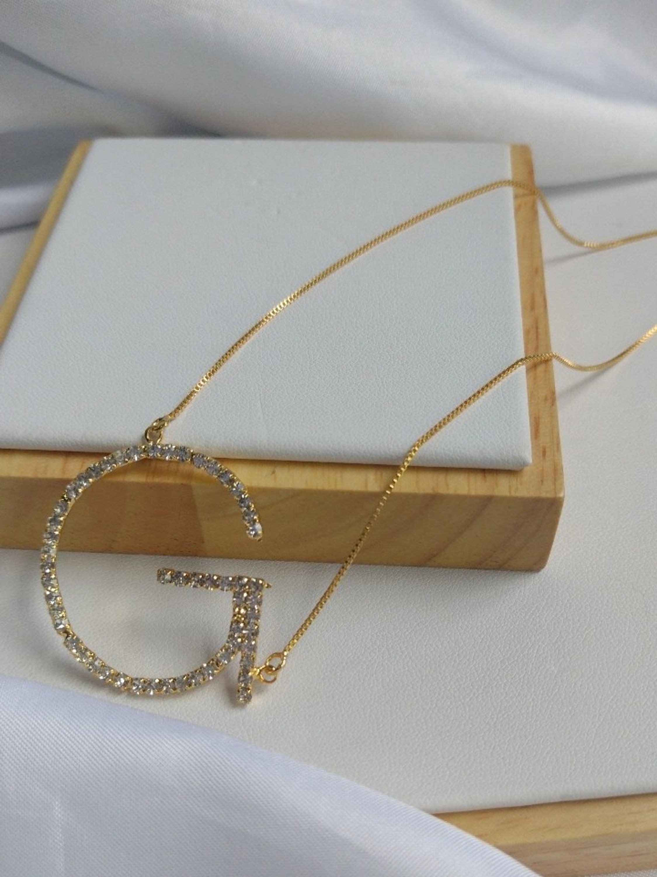 Colar letra Folheado -G