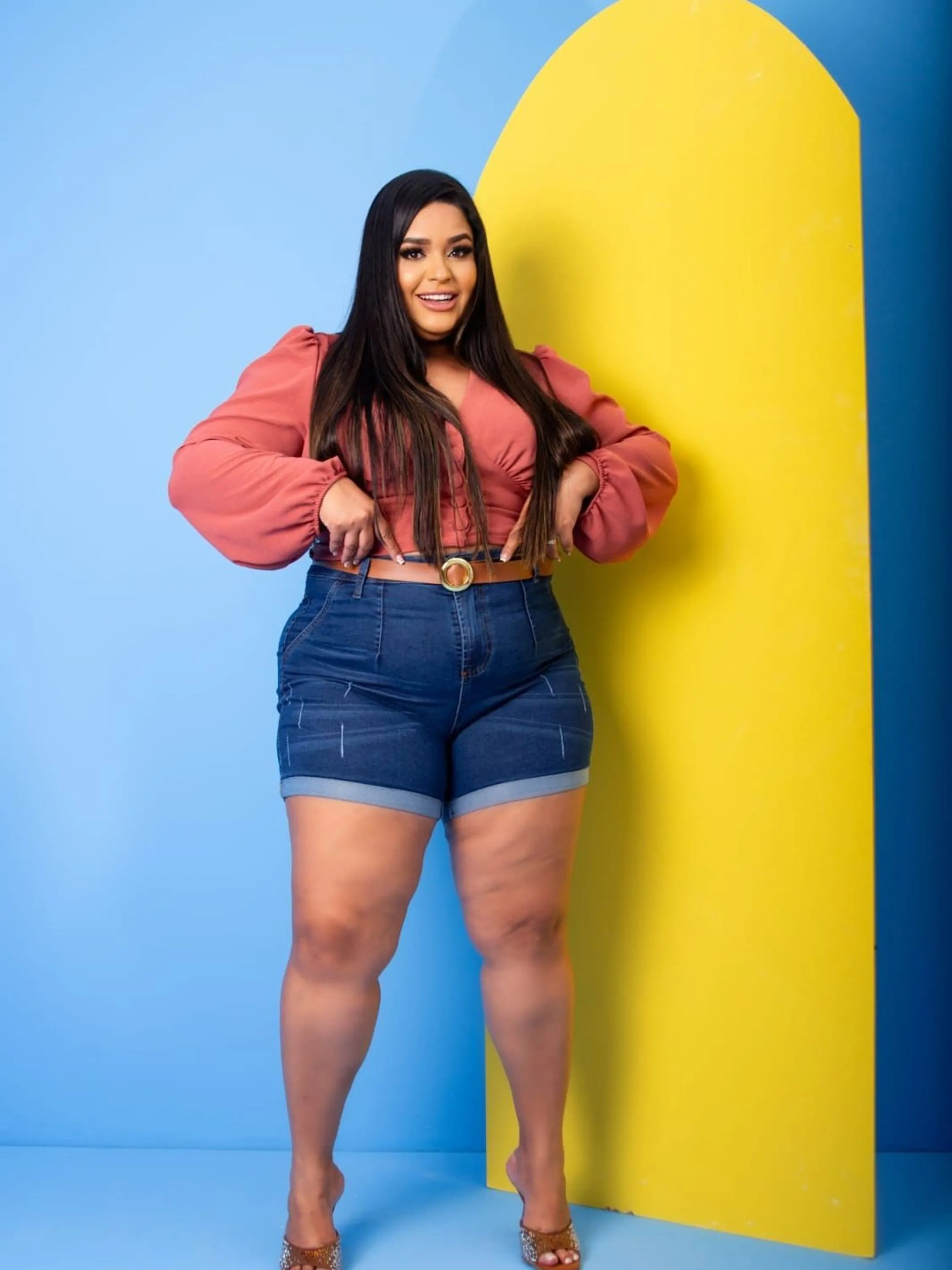 shorts jeans plus size com cinto com lycra