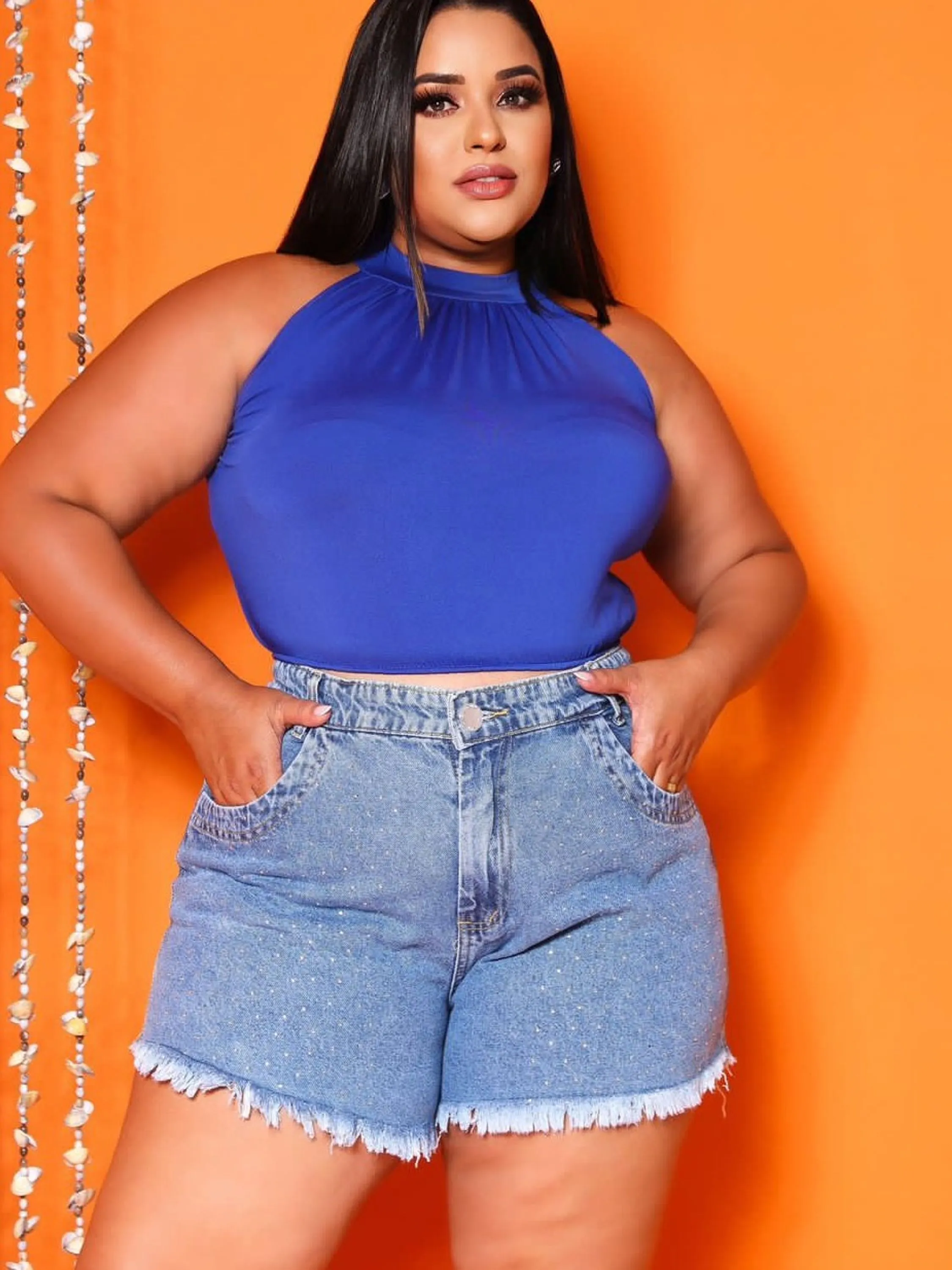 shorts jeans plus size com pedra feminina