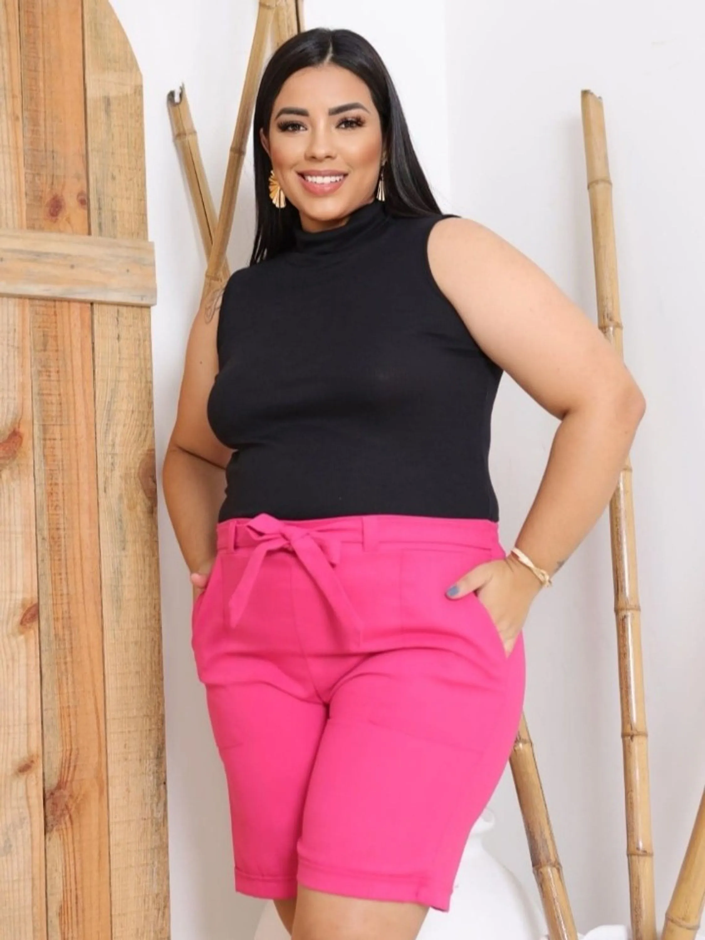 Bermuda Plus Size com faixa na cintura e bolso tecido linho