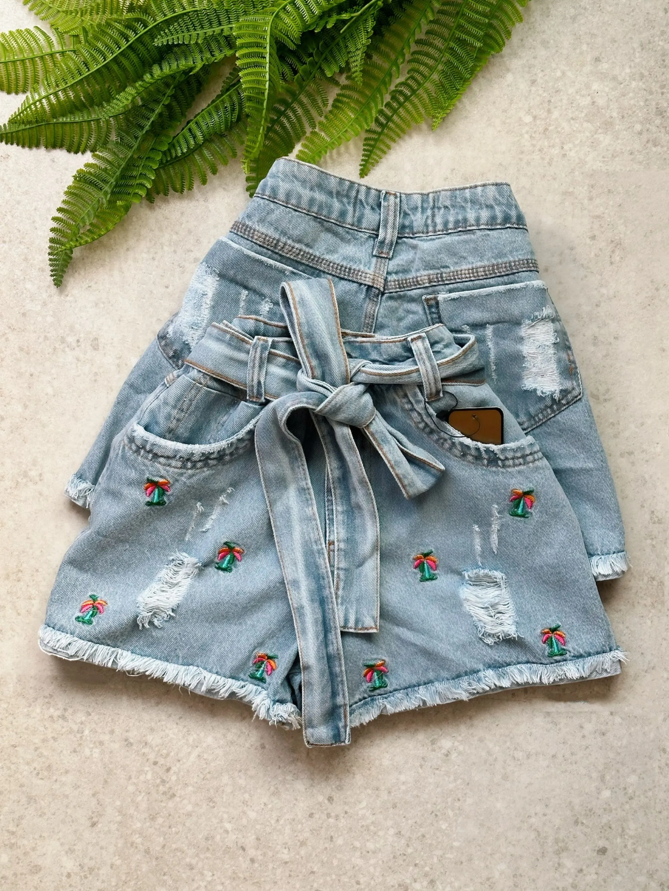 Short Jeans Feminino Bordado Coqueiro Com Bolso Com Cinto Cordinha