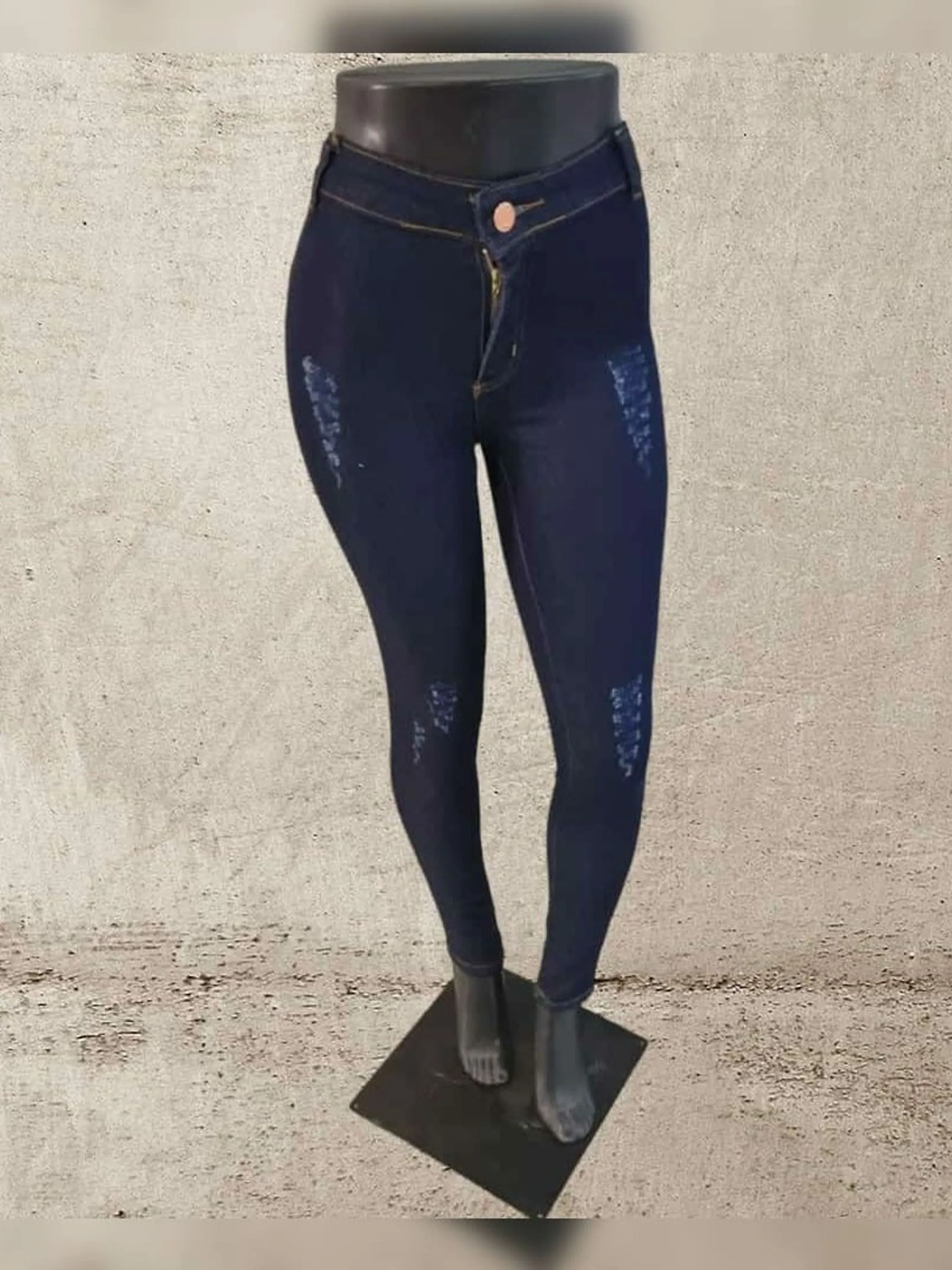 Calça jeans feminina escura com detalhe 124