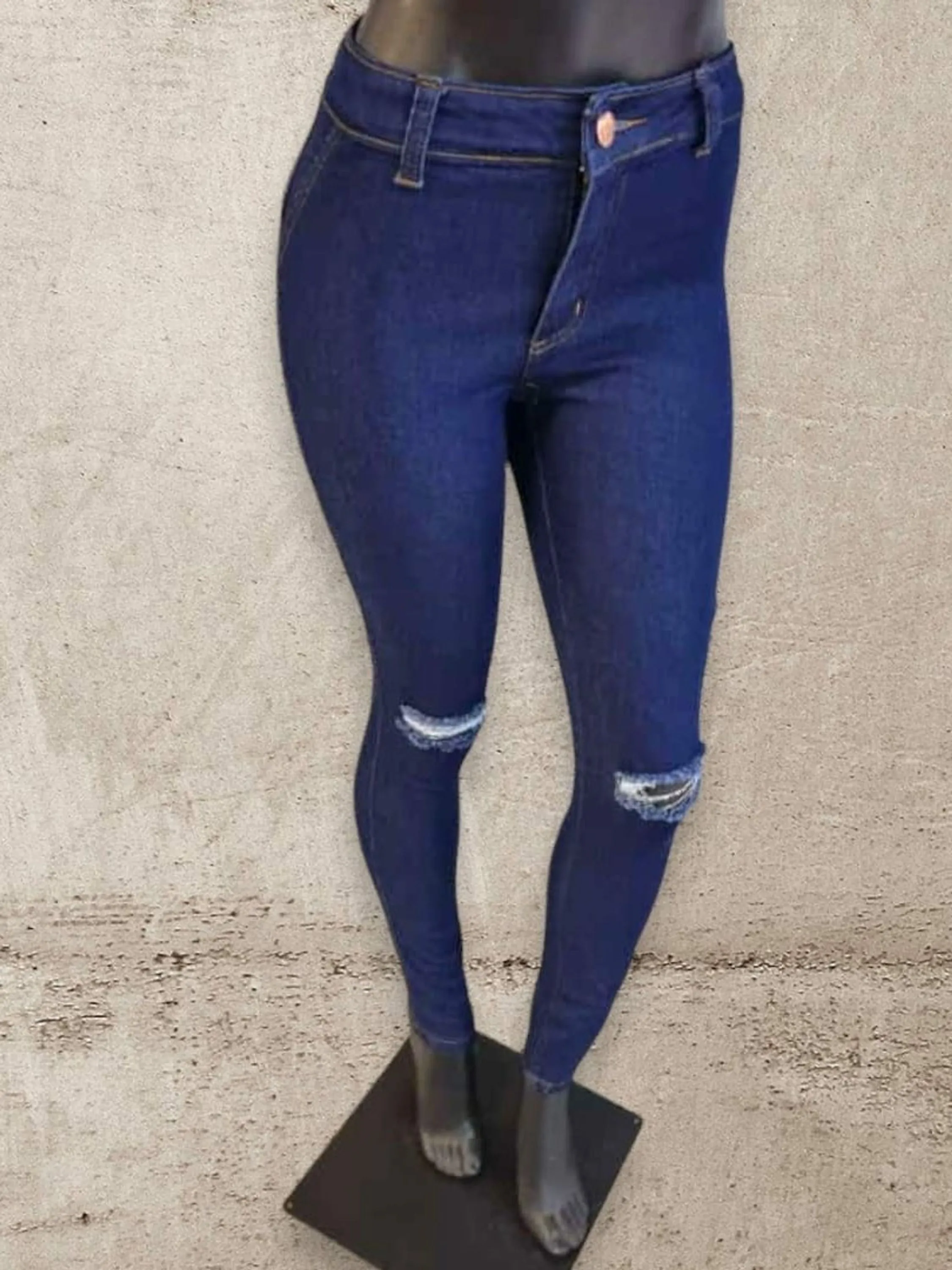 Calça jeans feminina rasgada no joelho