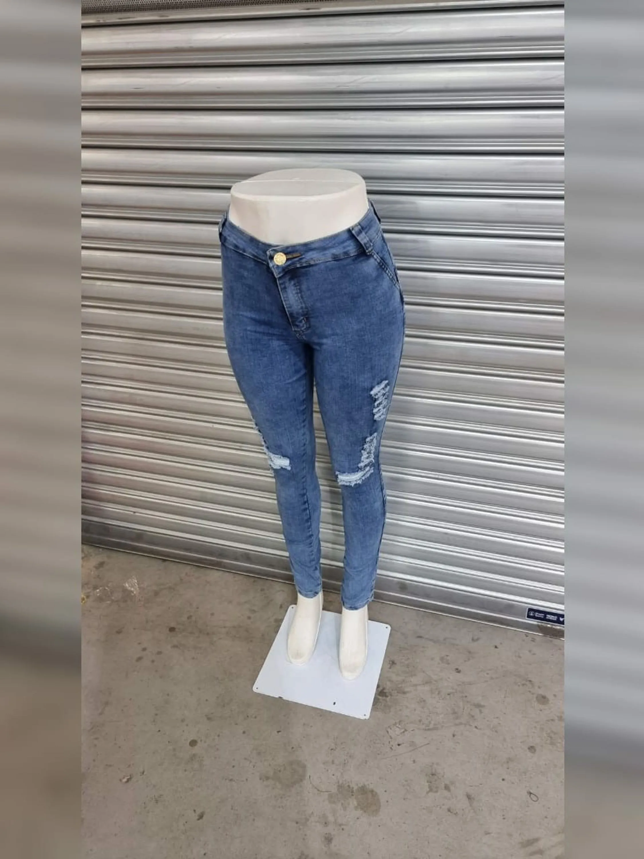 Calça jeans feminina rasgada 127