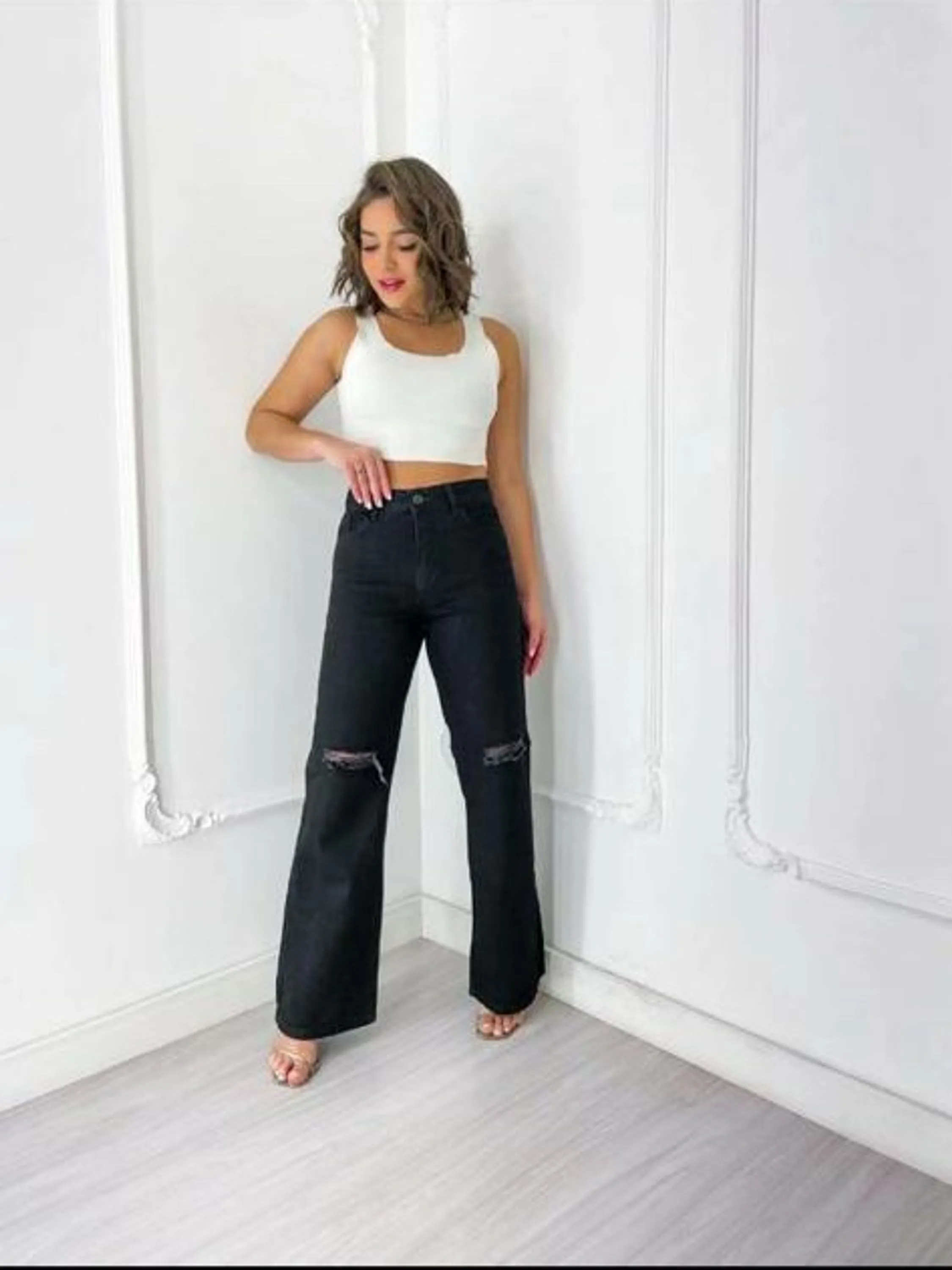 Calça jeans wide leg preta com rasgo no joelho